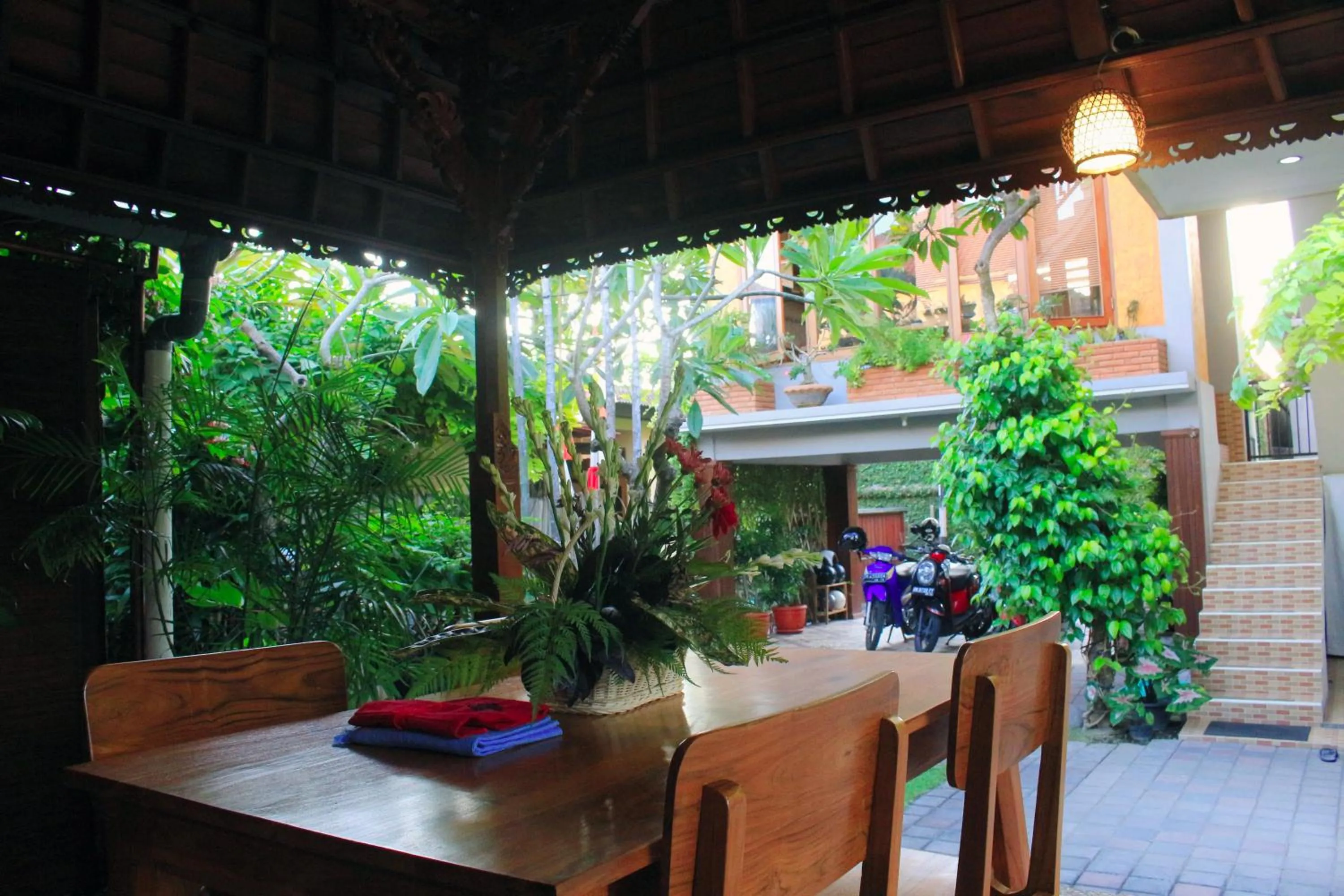 Restaurant/places to eat in CR Tris Rooms Seminyak
