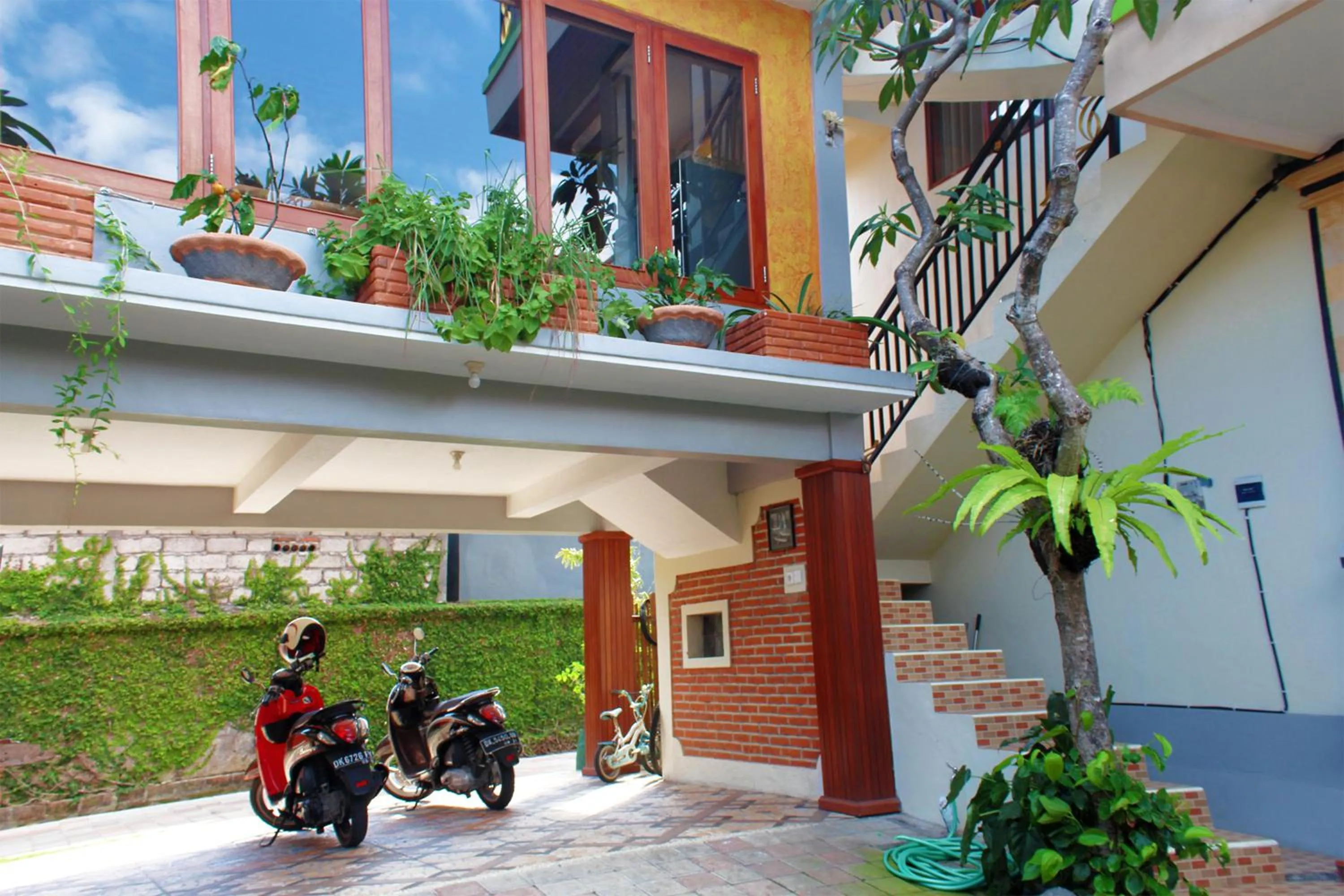 Facade/entrance in CR Tris Rooms Seminyak
