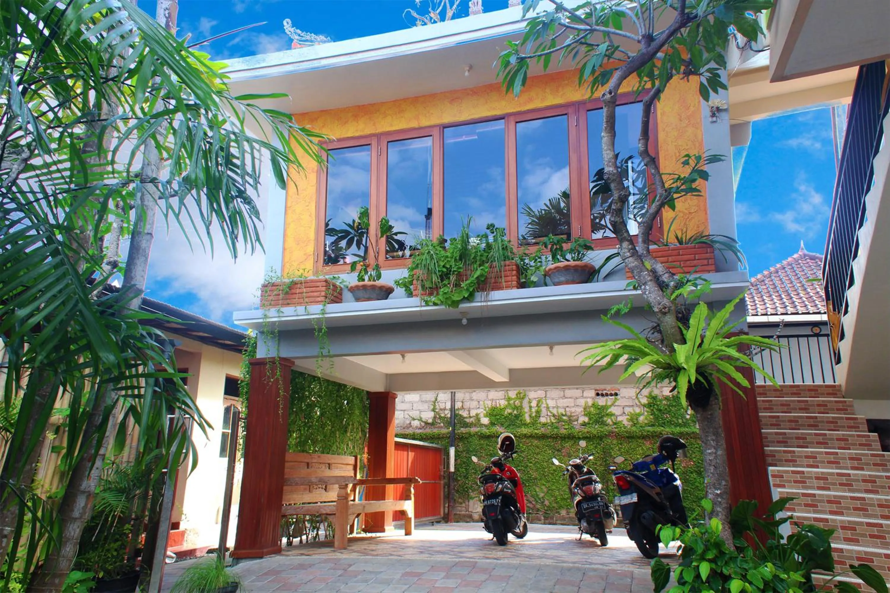 Facade/entrance in CR Tris Rooms Seminyak