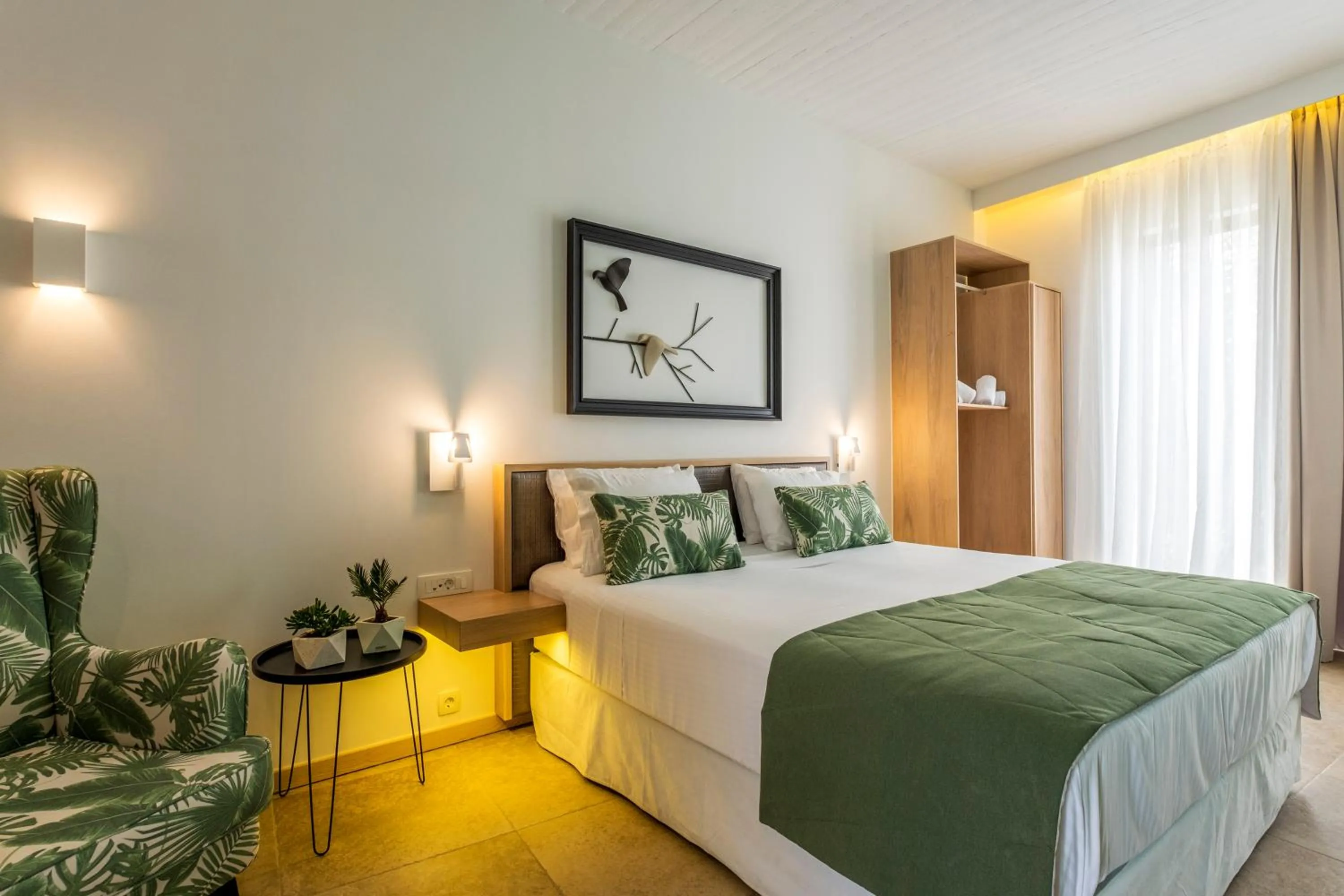 Coffee/tea facilities, Bed in Kalamaki Luxury Suites