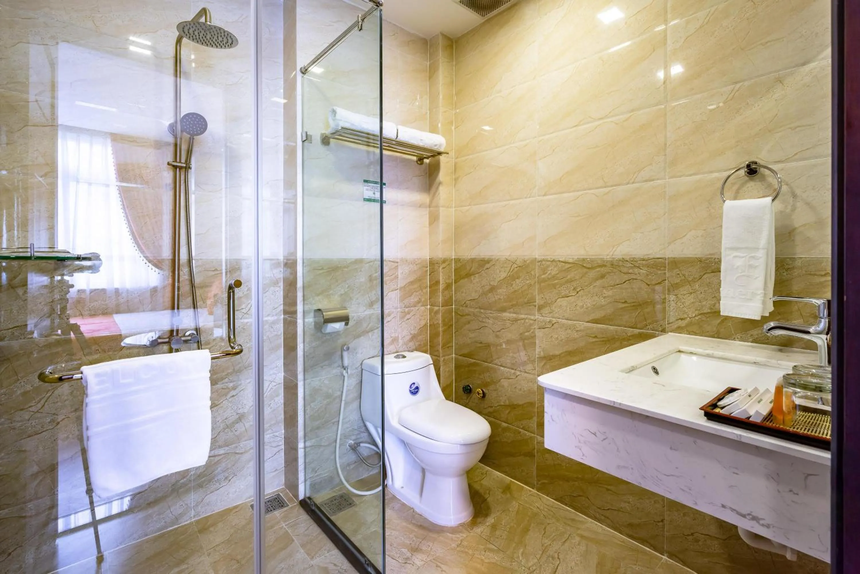 Bathroom in Collection O Emerald Luxury Apartment - Near SECC