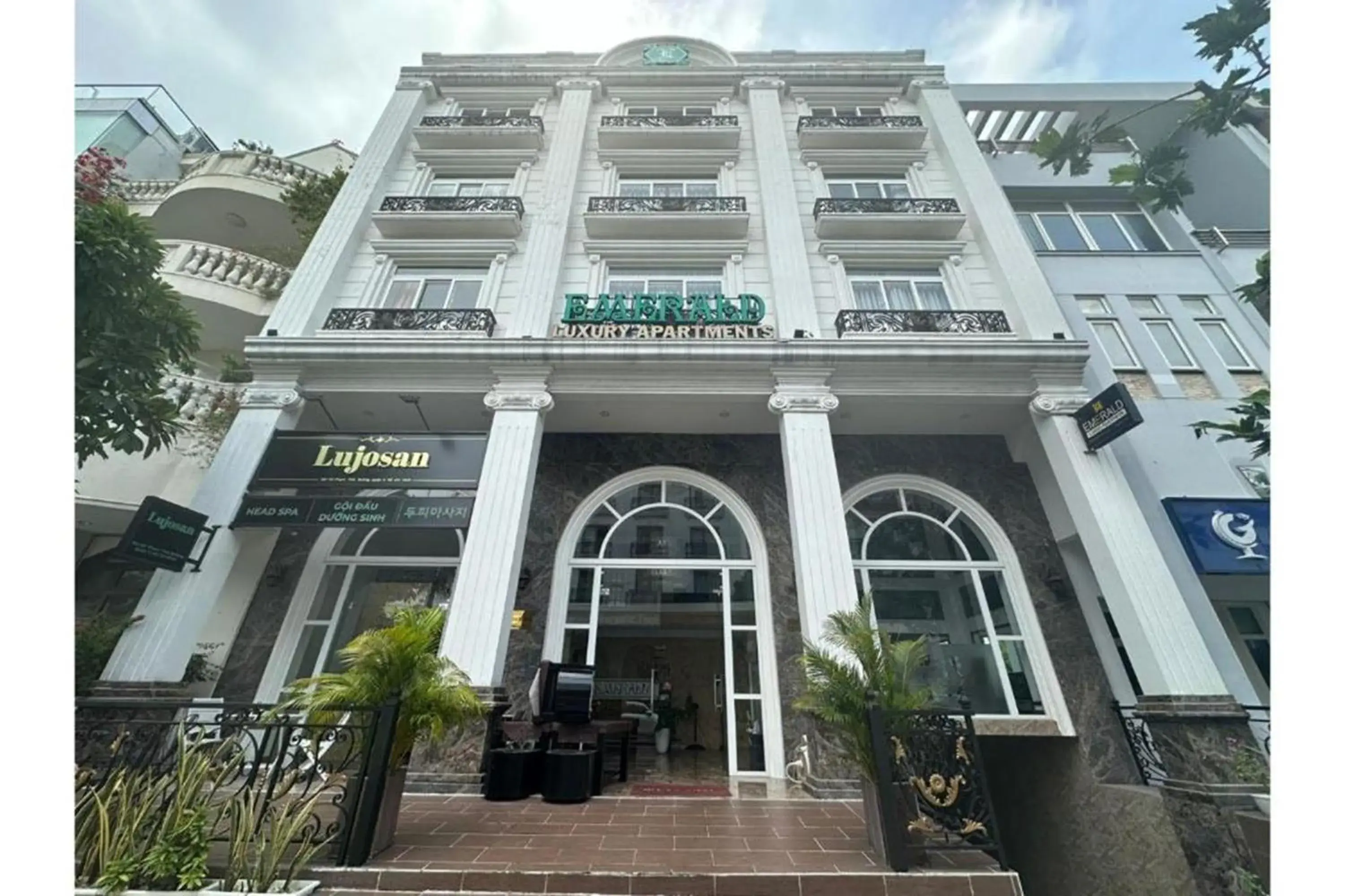 Property building in Collection O Emerald Luxury Apartment - Near SECC Property building in Collection O Emerald Luxury Apartment - Near SECC