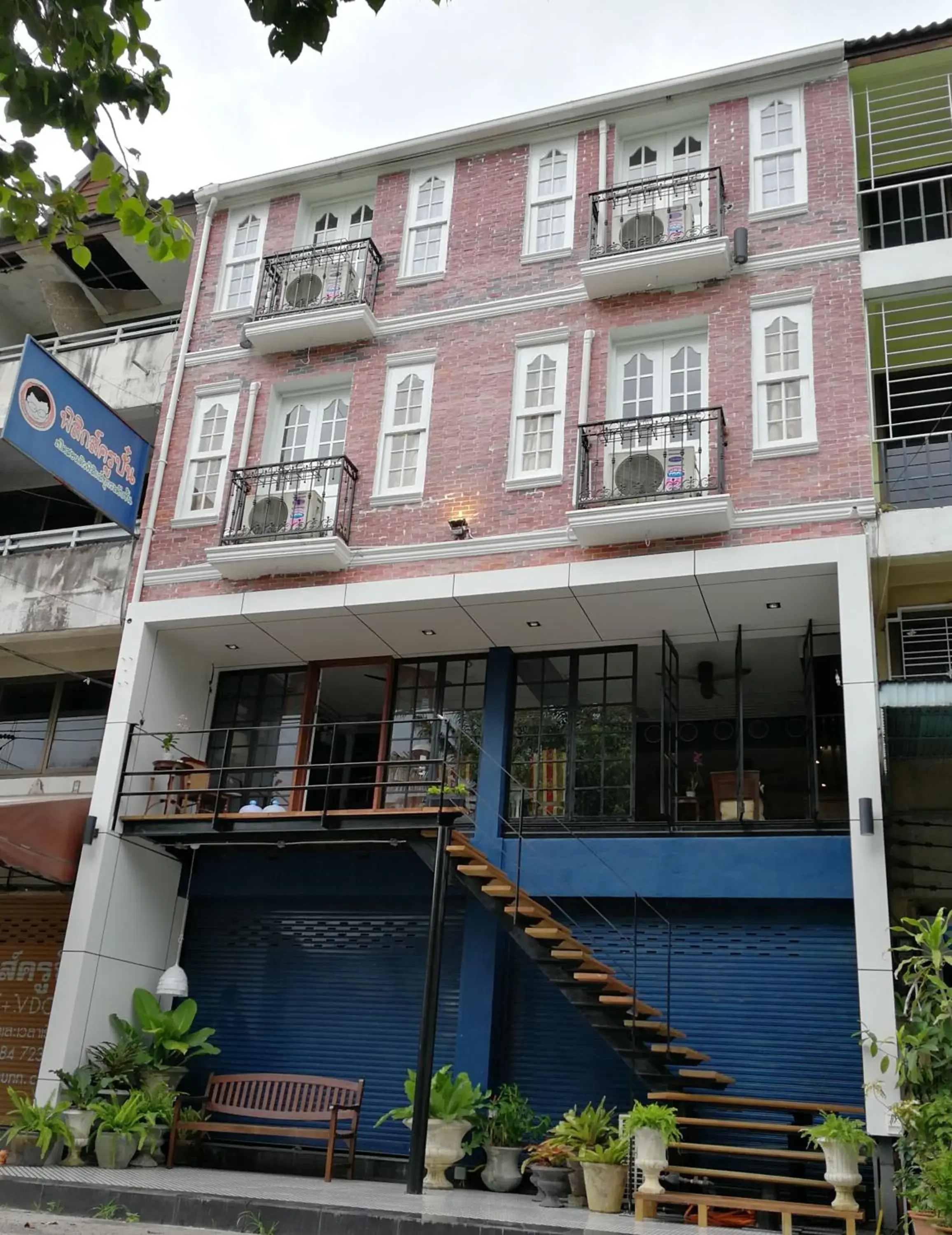 Property building in Bed in Town Property building in Bed in Town