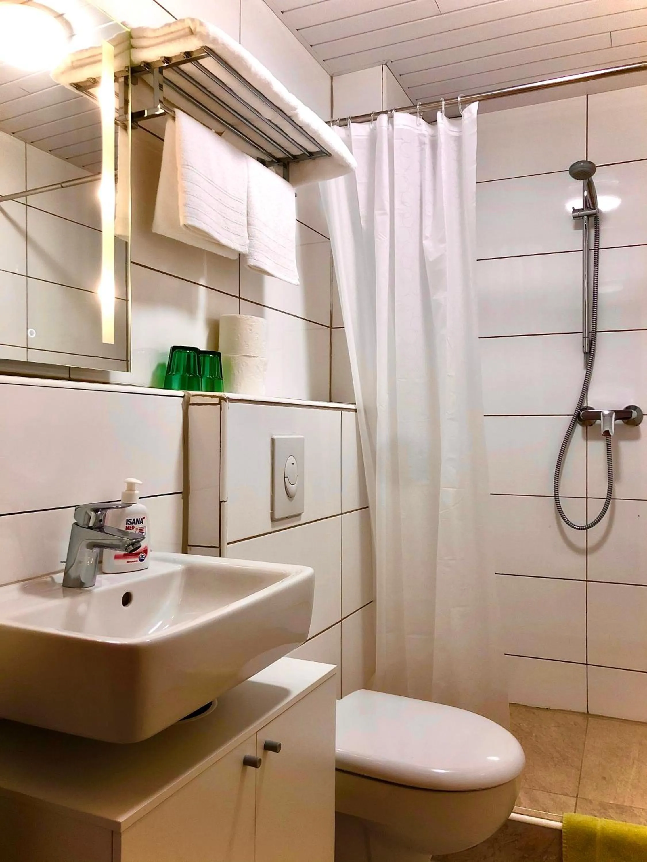 Shower in Andefu Hotel am Kantpark