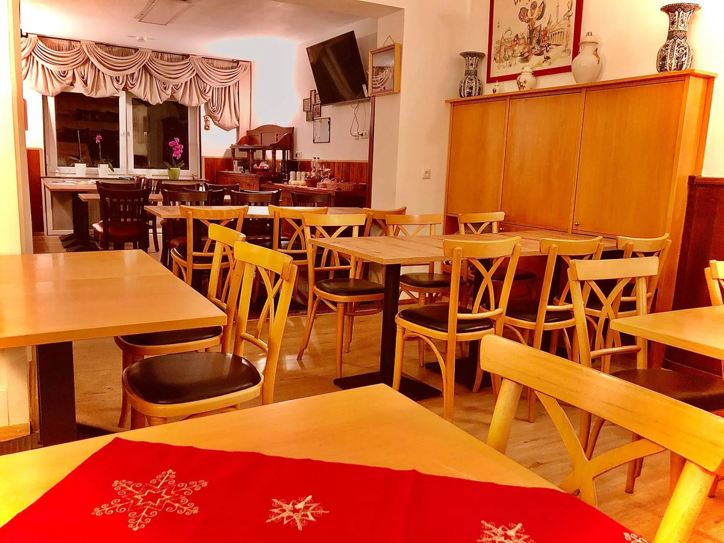 Restaurant/places to eat in Andefu Hotel am Kantpark