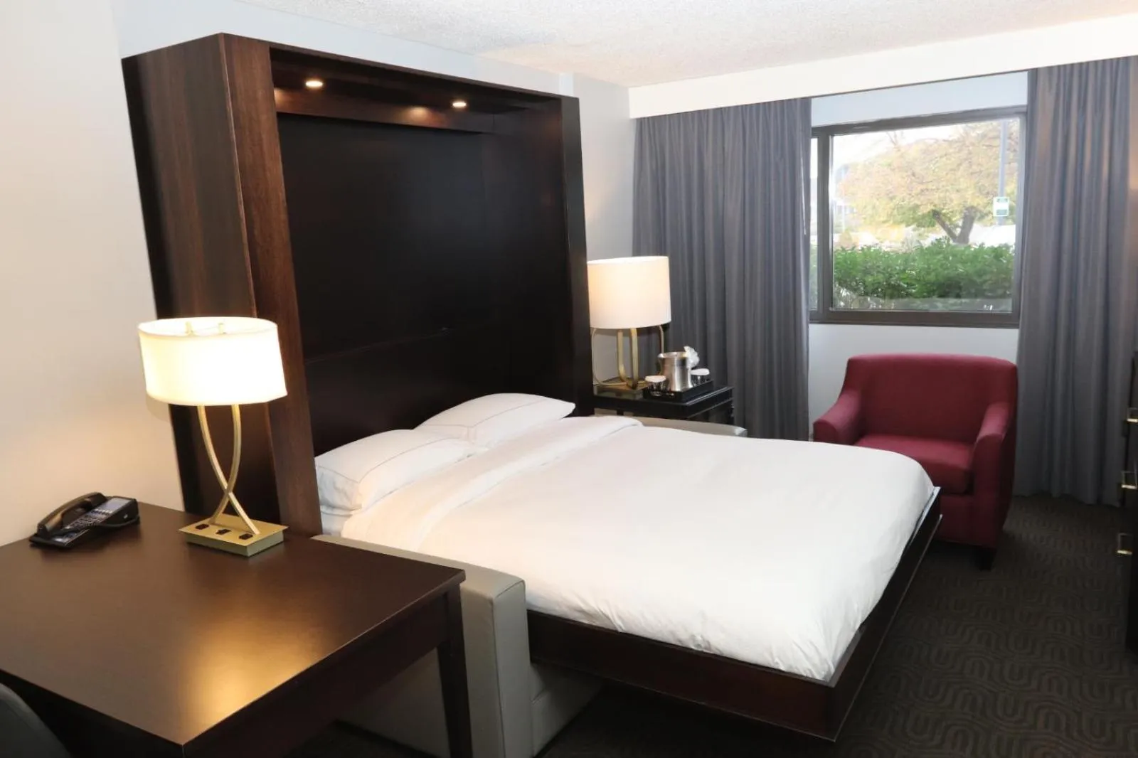 Living room, Bed in Hilton Suites Brentwood