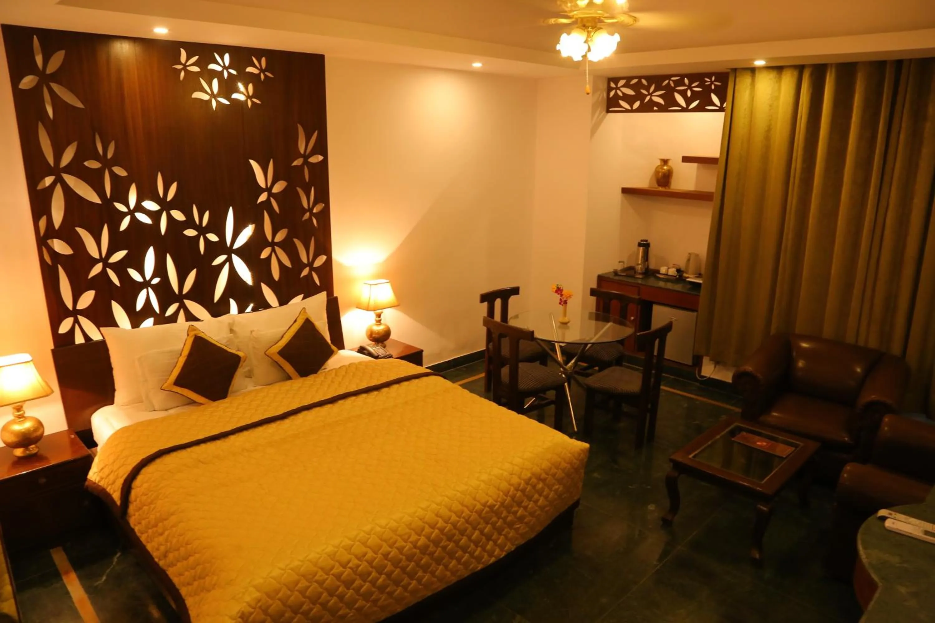 group of guests, Bed in Magsons Resorts