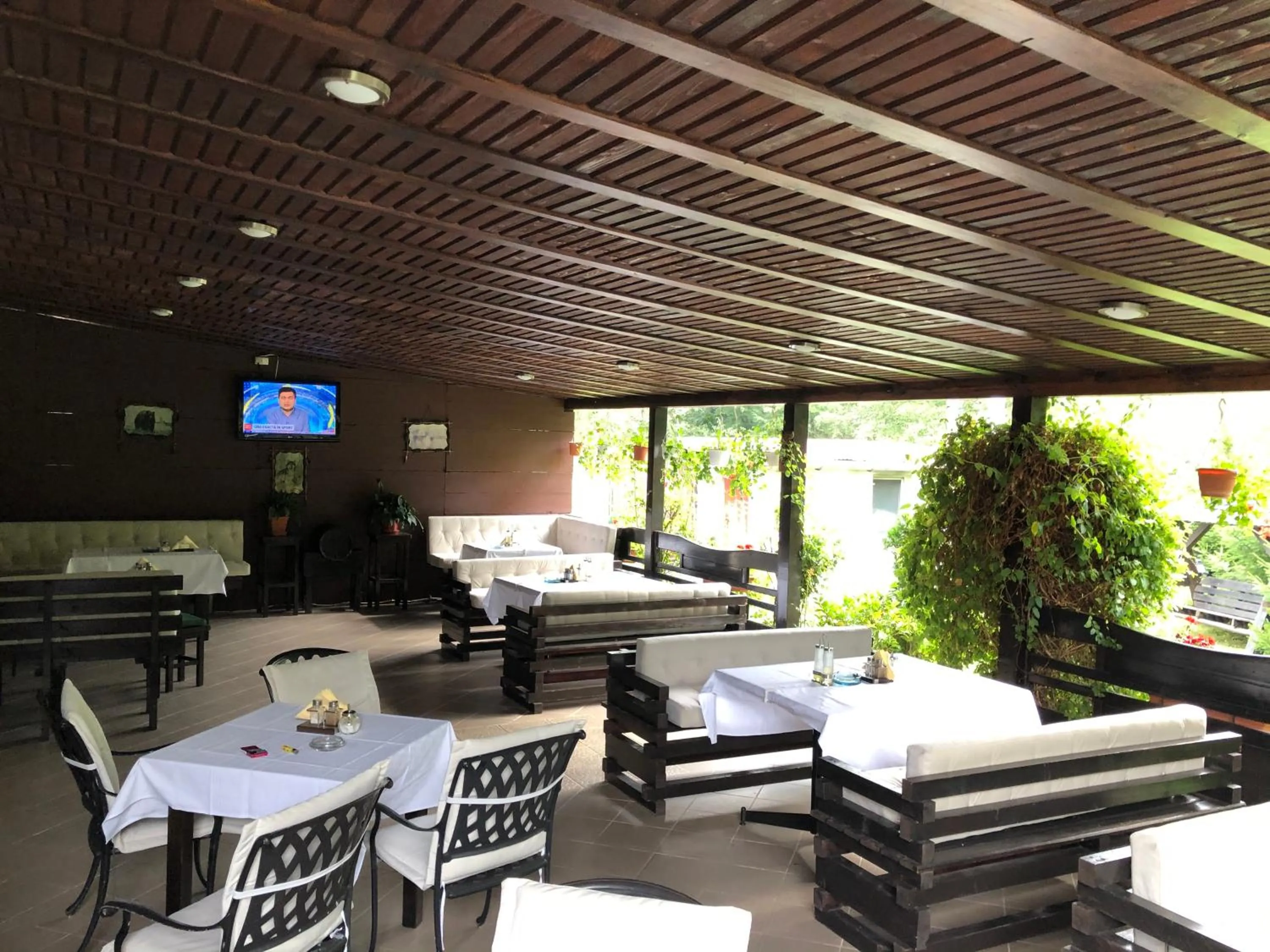 Restaurant/places to eat in Hotel boutique Garden Resort by Brancoveanu