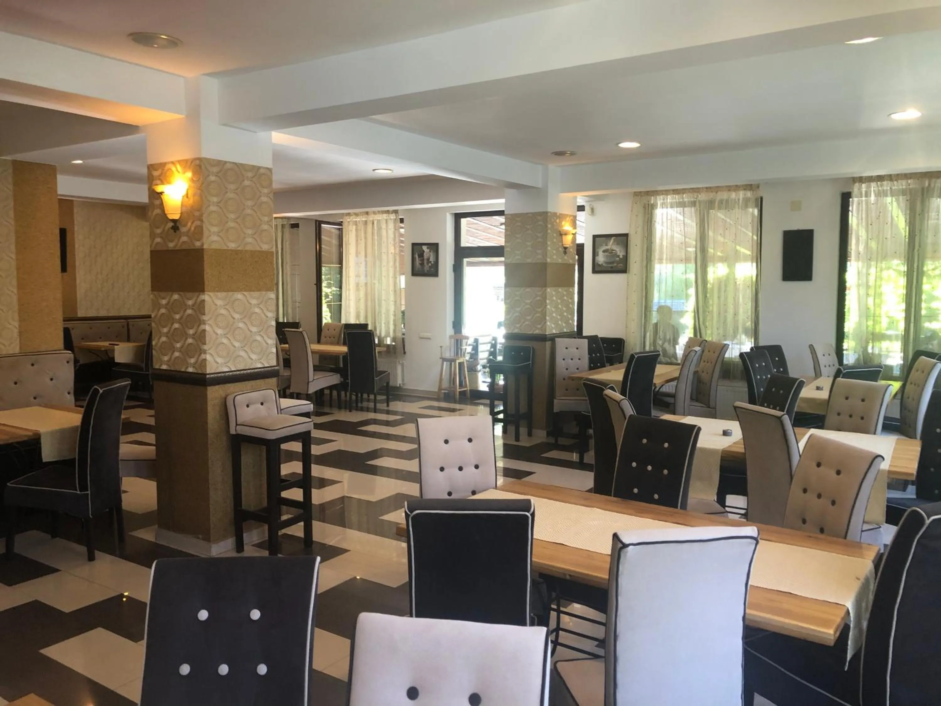 Restaurant/places to eat in Hotel boutique Garden Resort by Brancoveanu