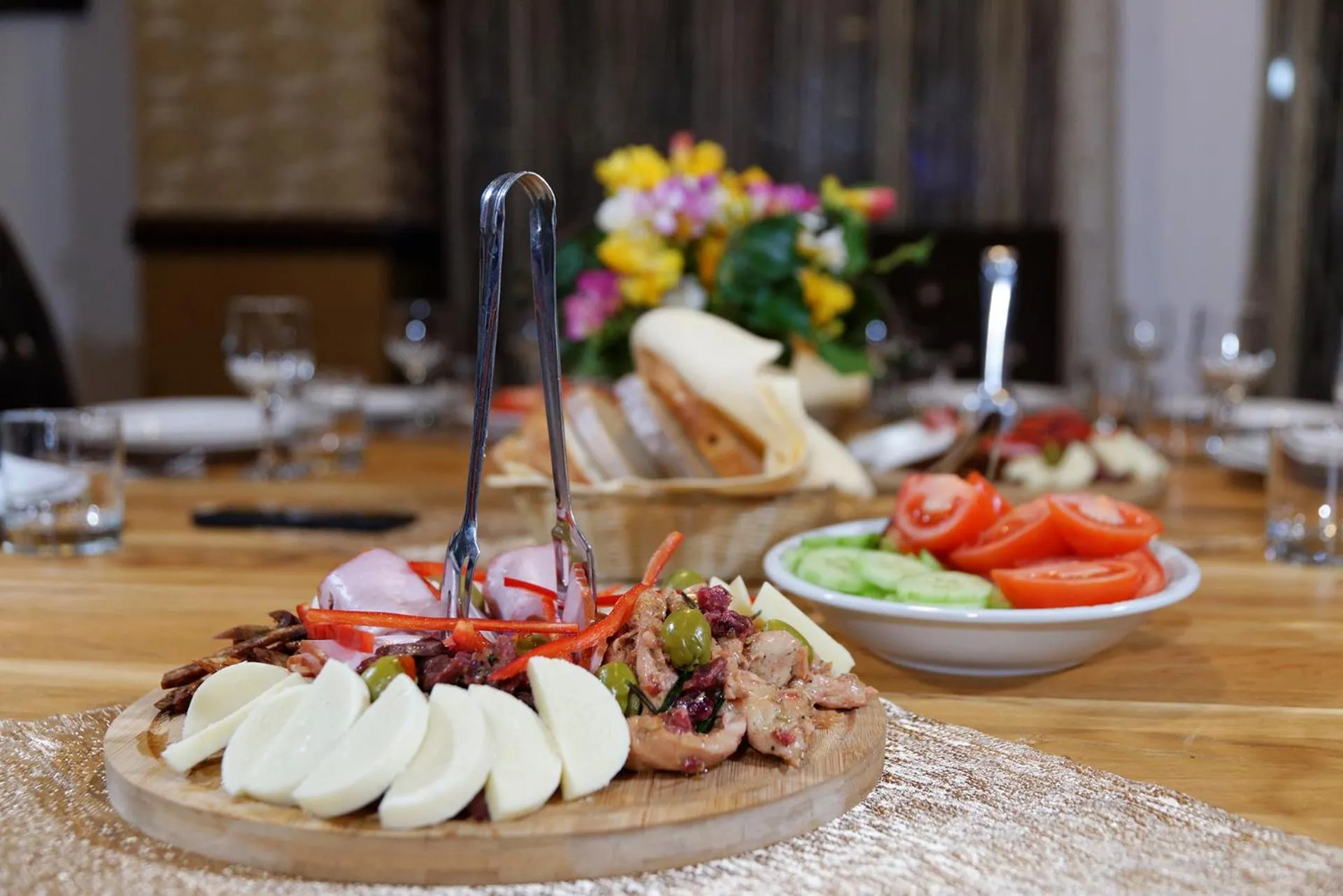 Food and drinks in Hotel boutique Garden Resort by Brancoveanu