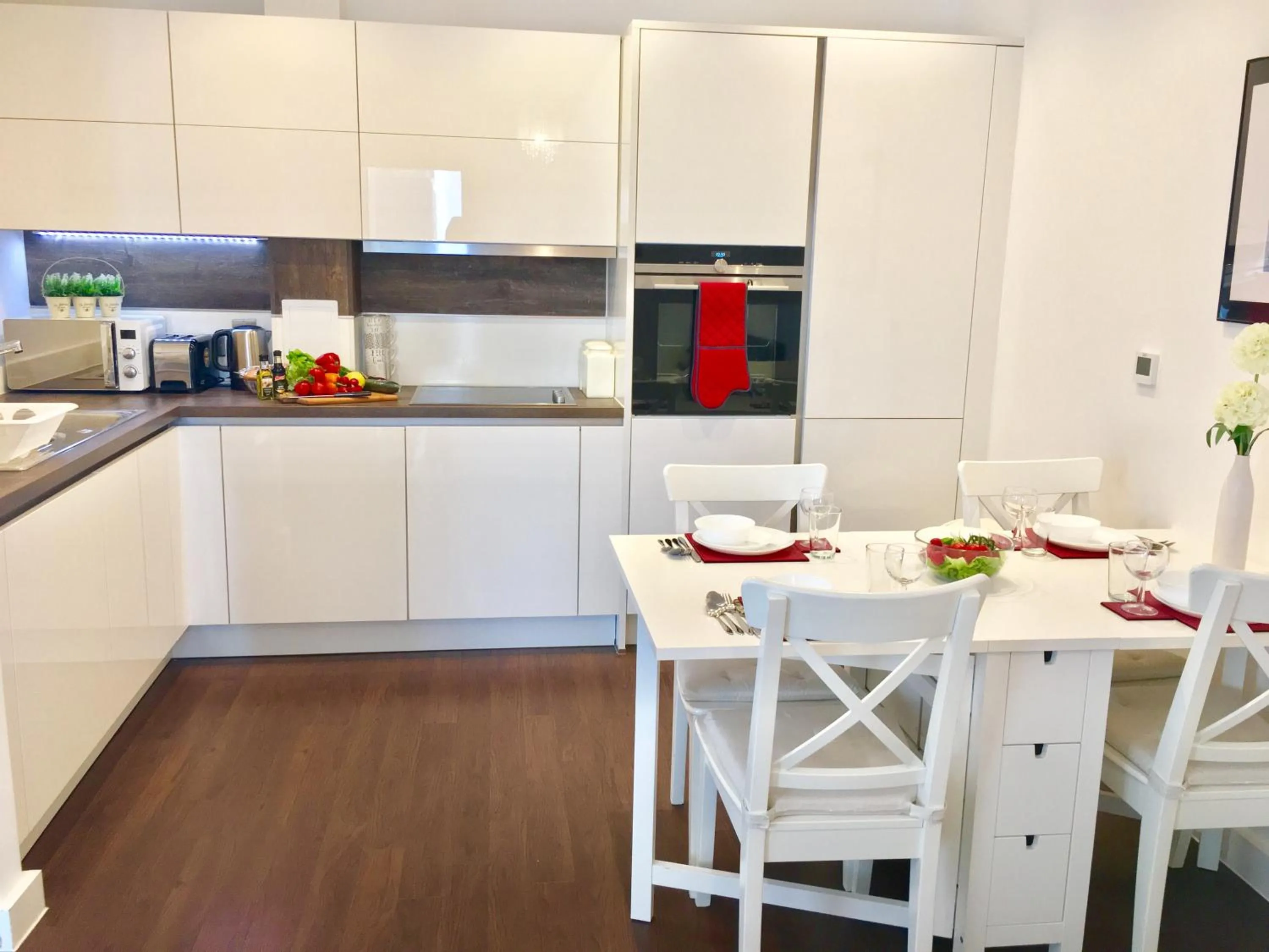 2-Bedrooms Modern Apartment next to Velodrome, Lounge, Balcony, Parking, ABBA