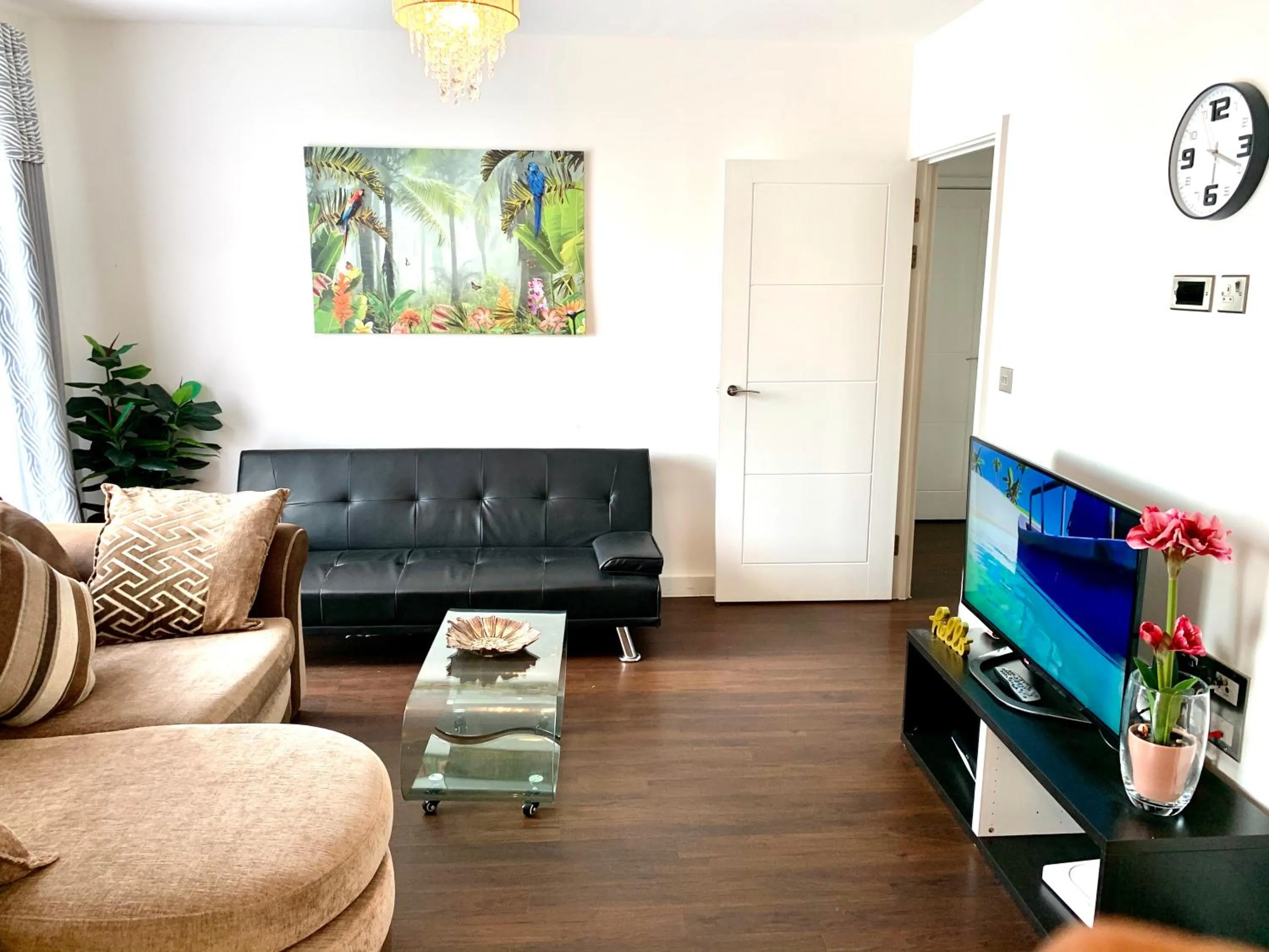 2-Bedrooms Modern Apartment next to Velodrome, Lounge, Balcony, Parking, ABBA