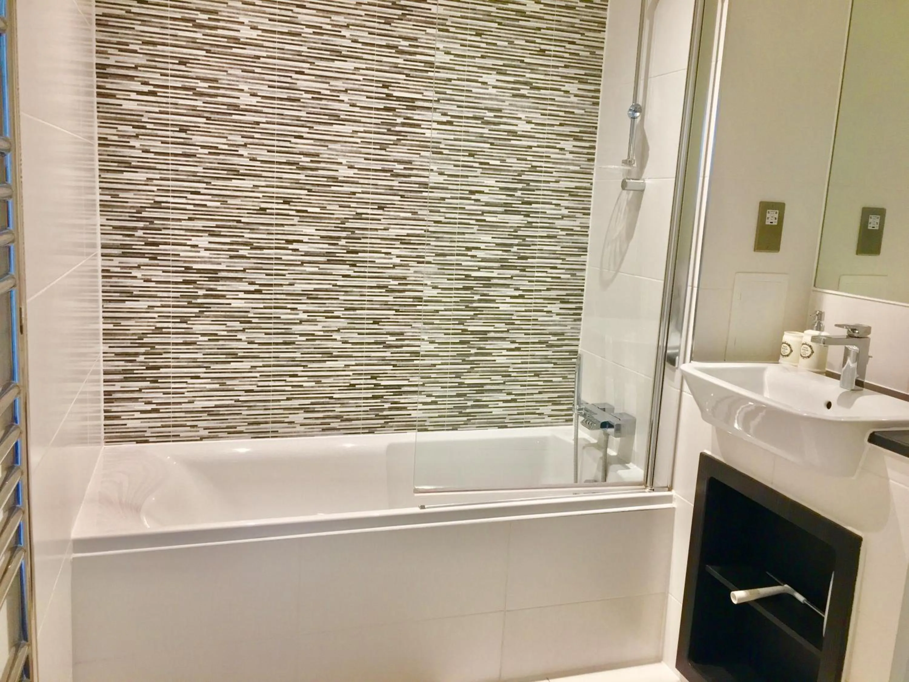 2-Bedrooms Modern Apartment next to Velodrome, Lounge, Balcony, Parking, ABBA