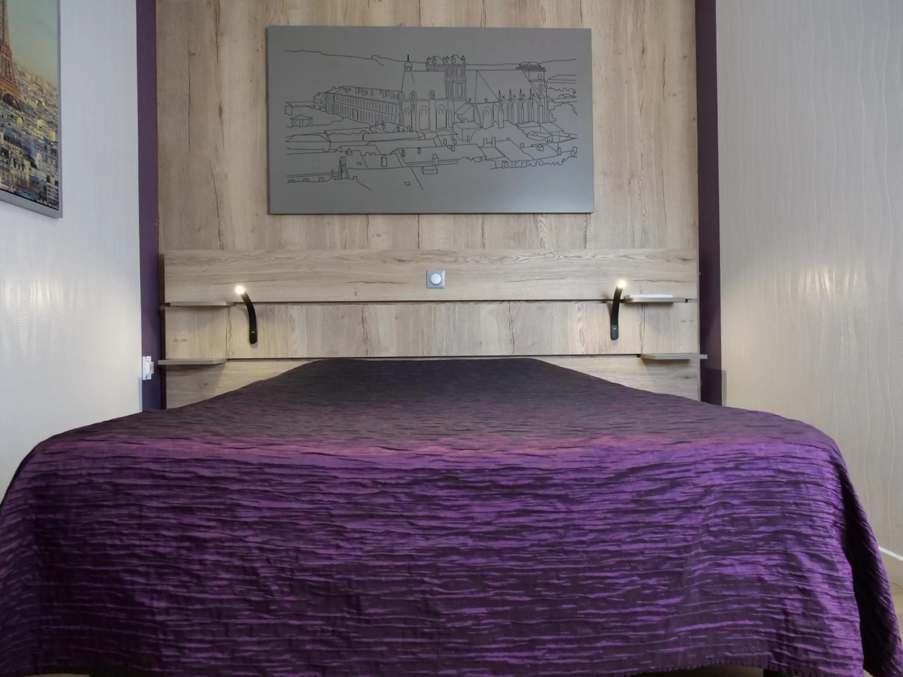 Bed in Logis Hotel de la Gare