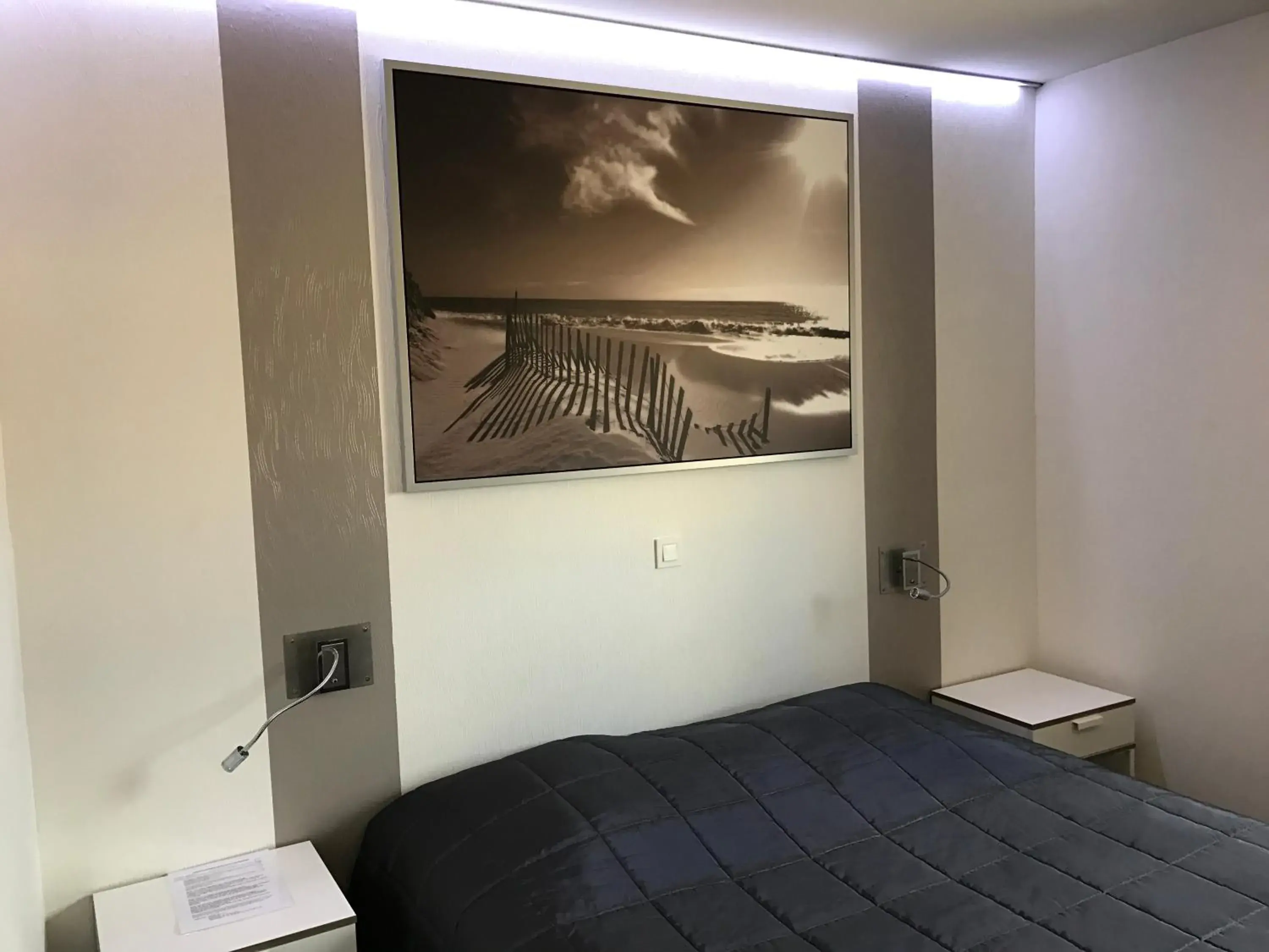 Twin Room in Logis Hotel de la Gare Twin Room in Logis Hotel de la Gare