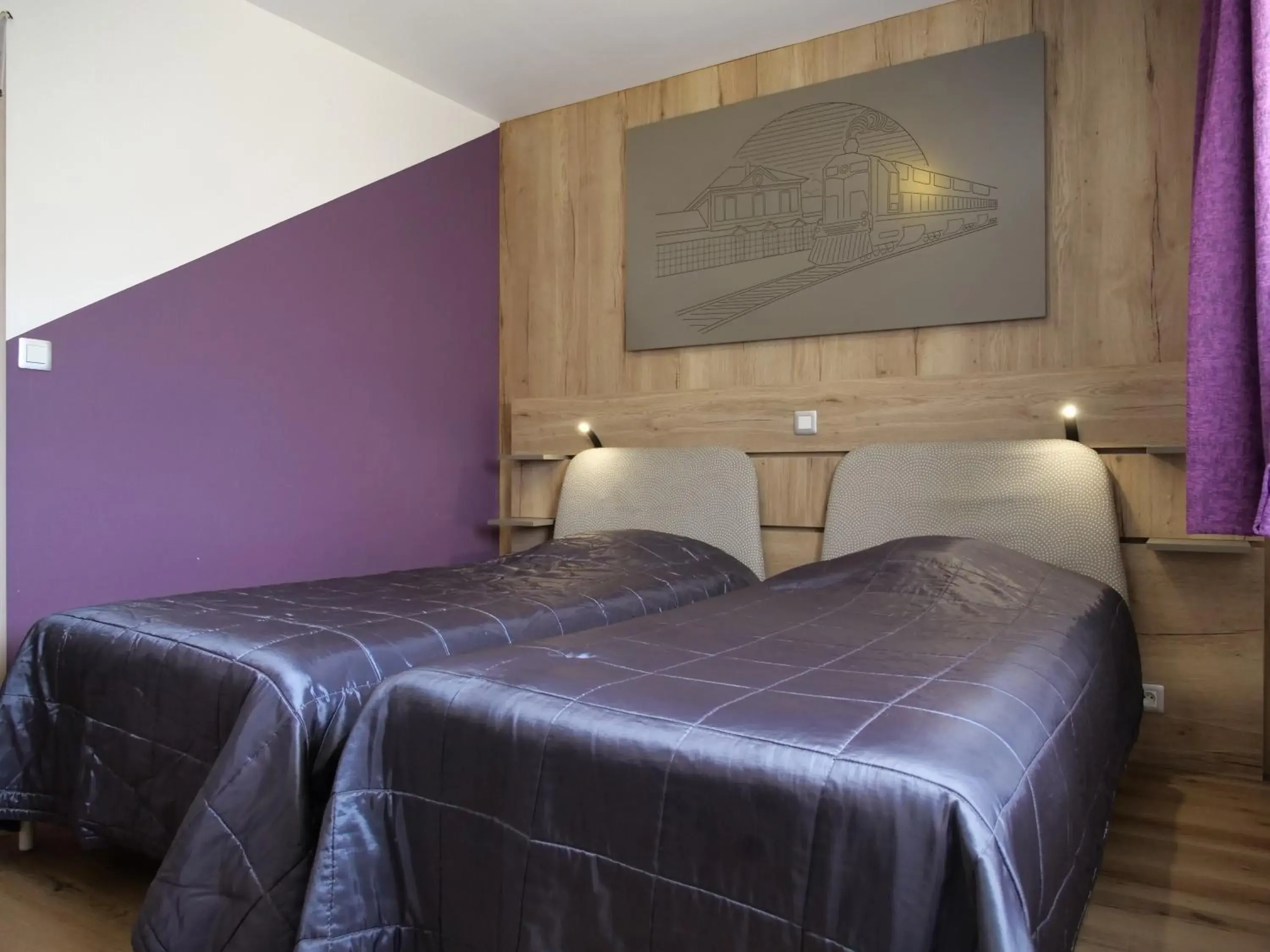 Twin Room in Logis Hotel de la Gare Twin Room in Logis Hotel de la Gare