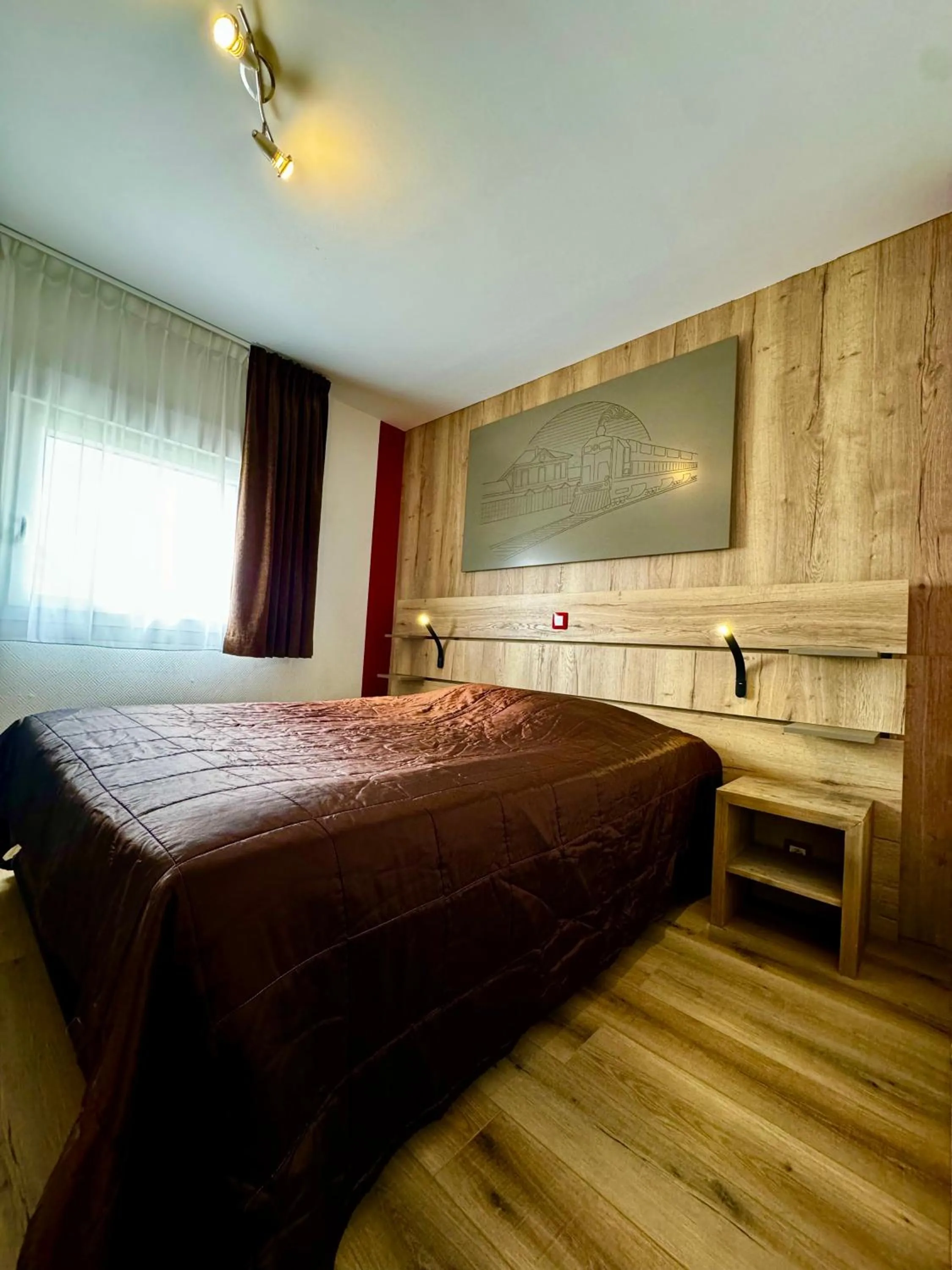 Bed in Logis Hotel de la Gare