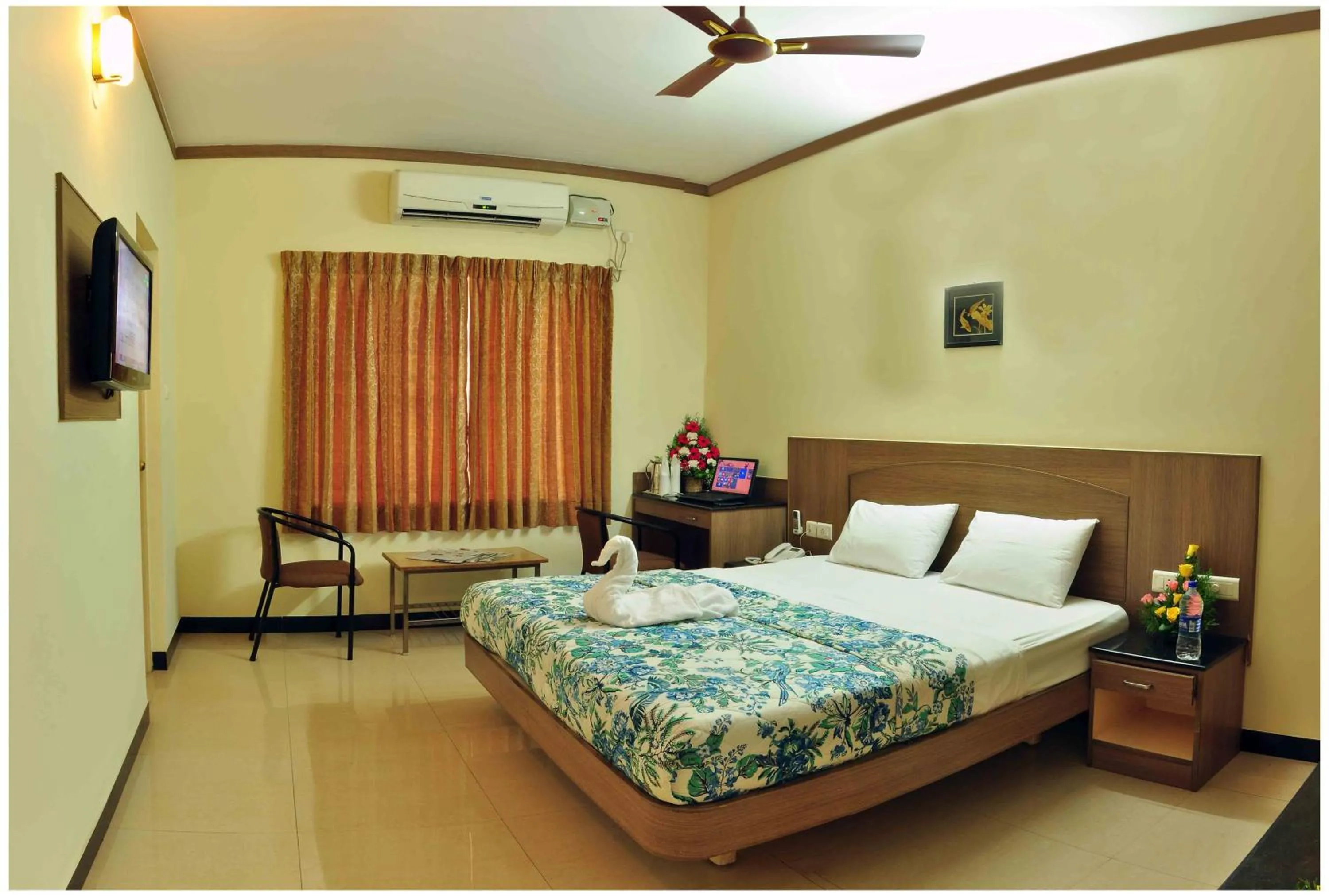 Bedroom, Bed in SK Residency