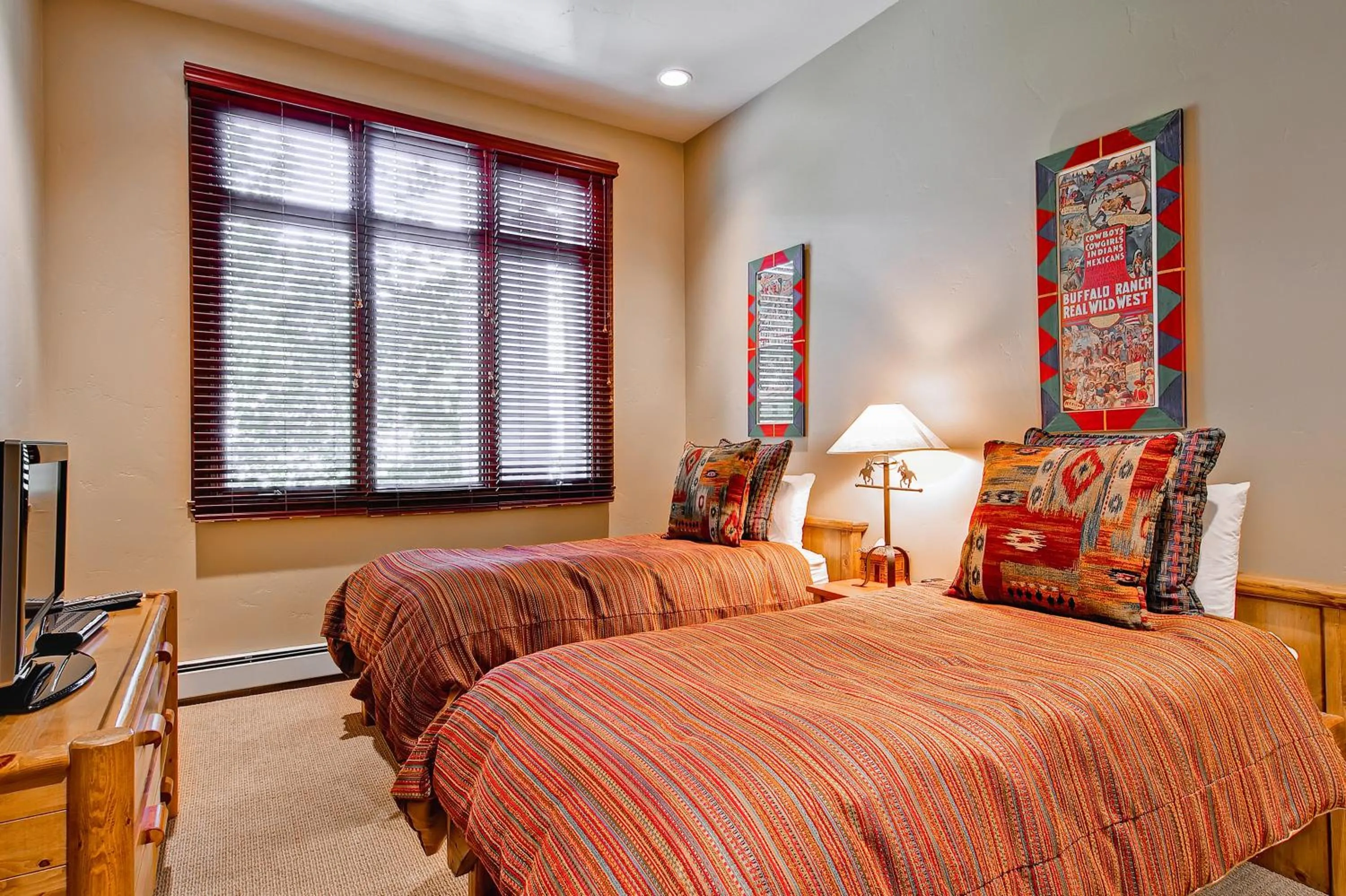 Bed in Highlands Lodge #107