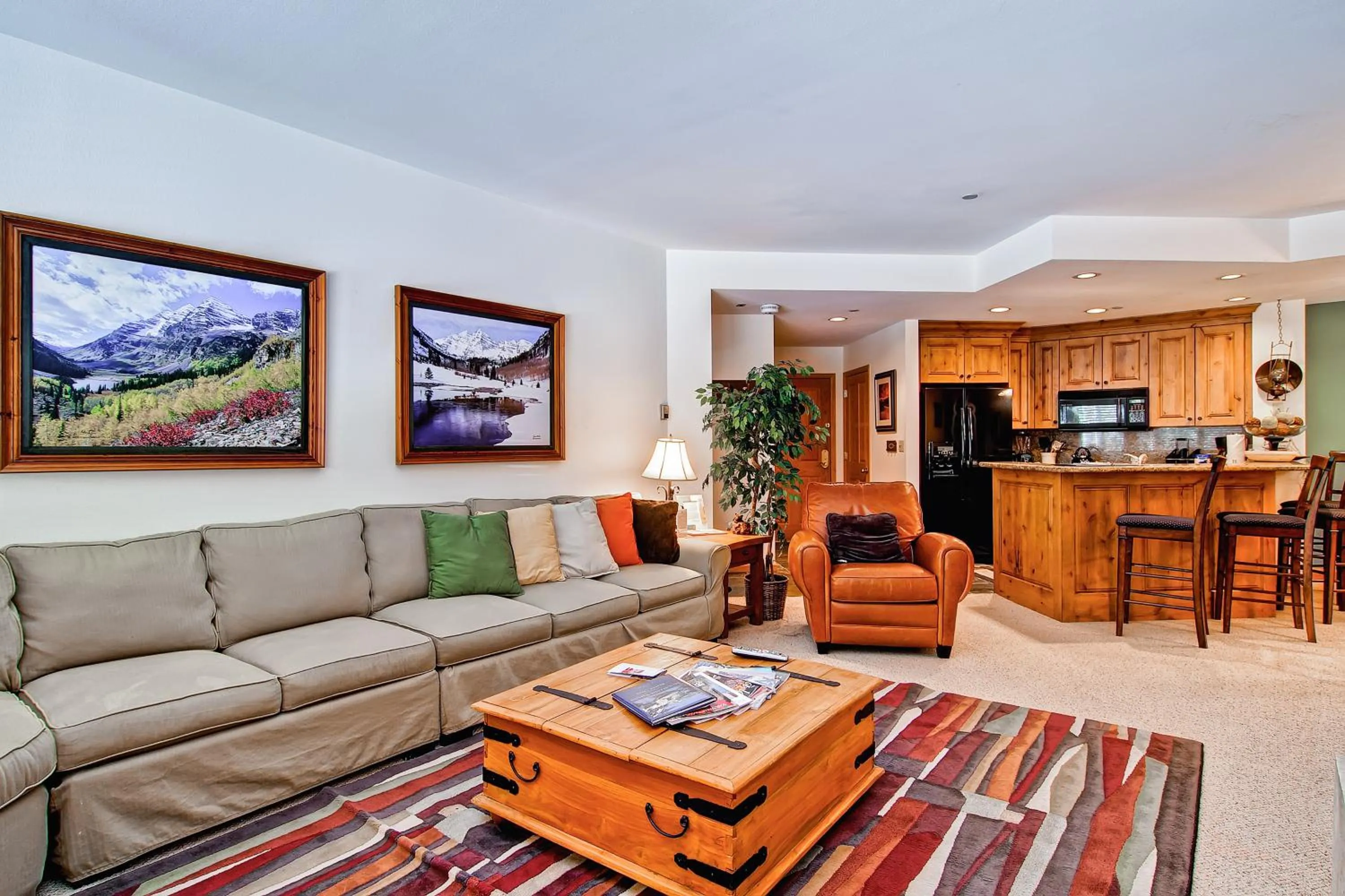 Seating Area in Highlands Lodge #107