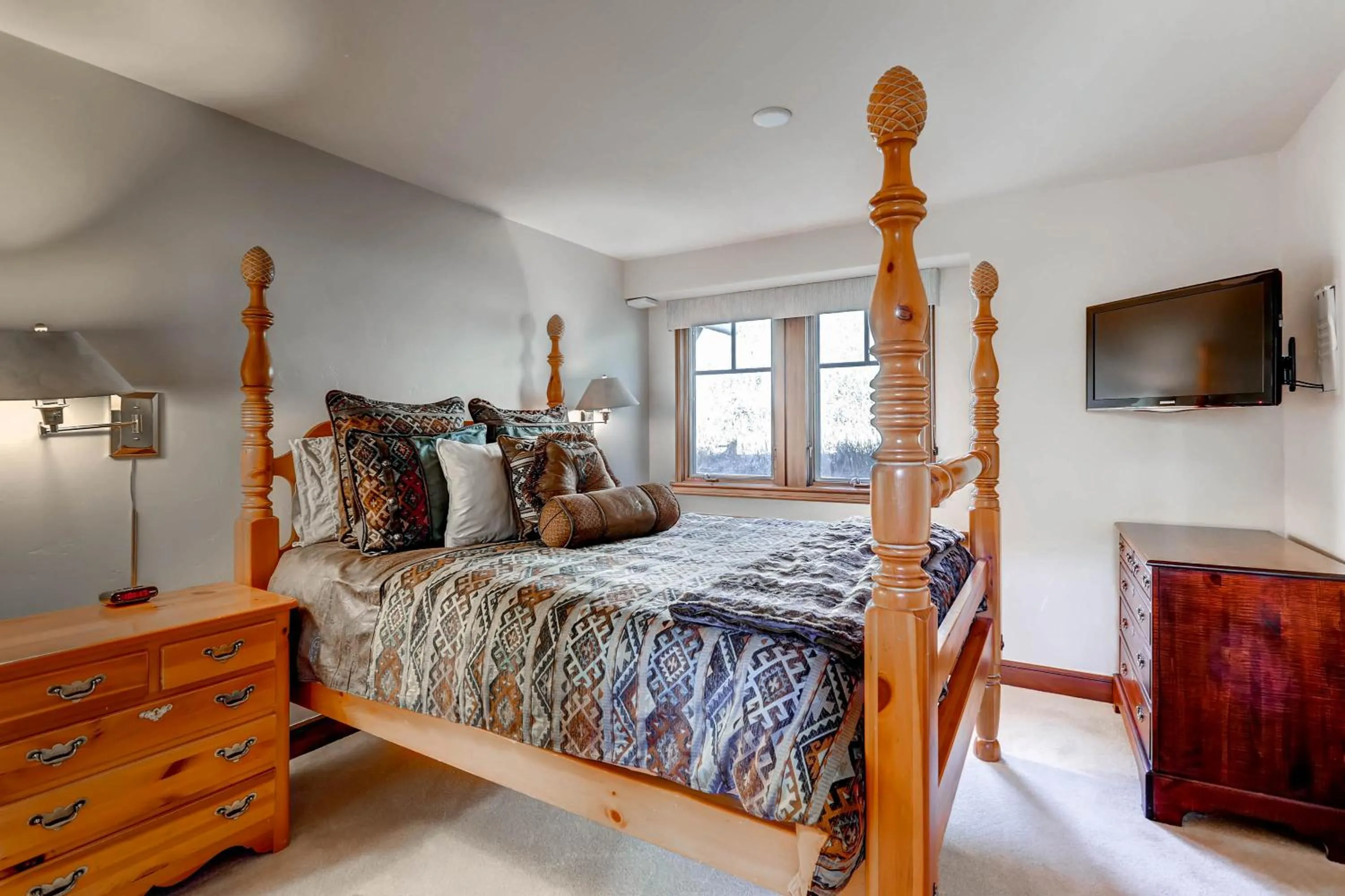 Bed in Highlands Lodge #107