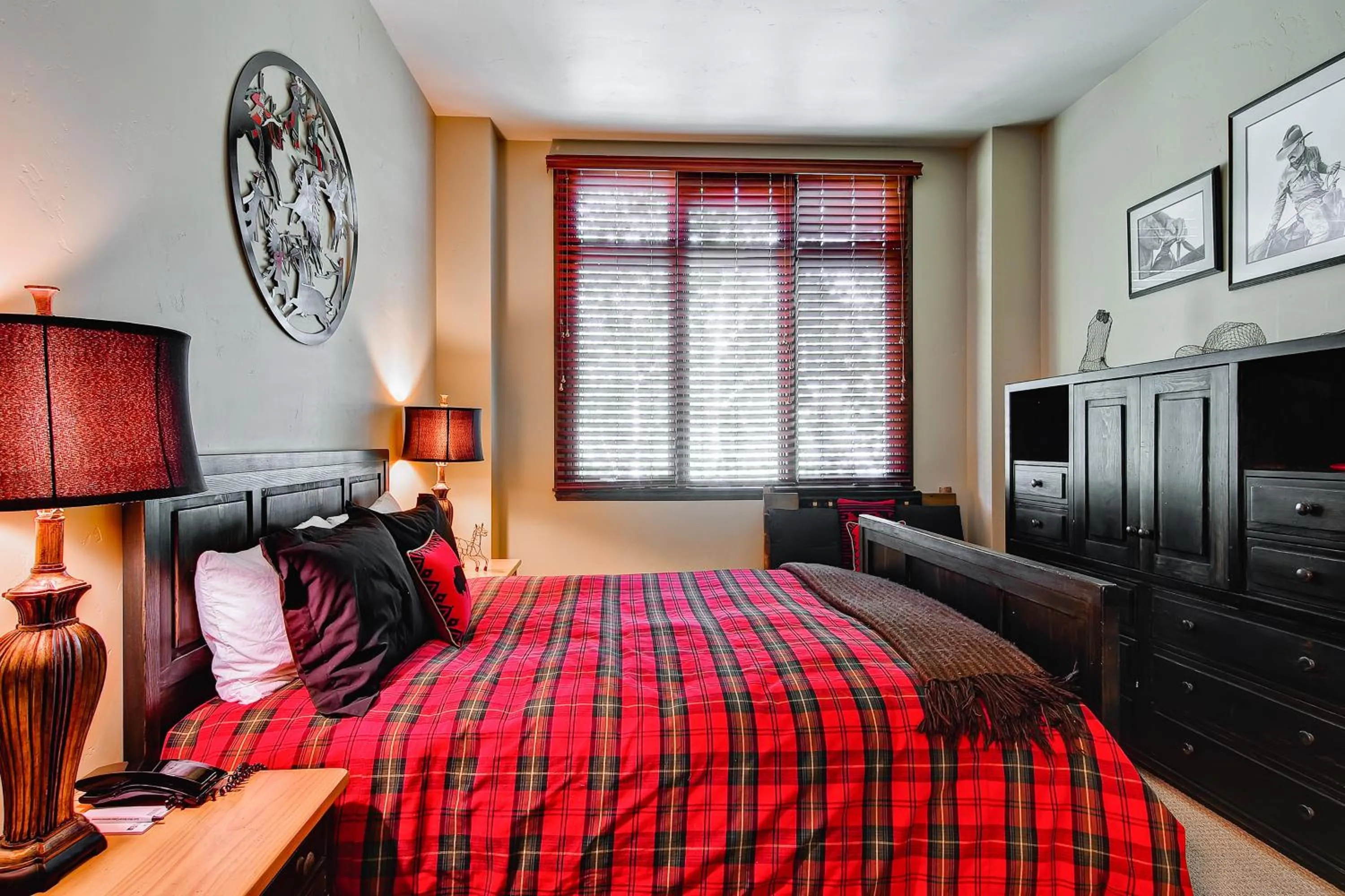 Bed in Highlands Lodge #107