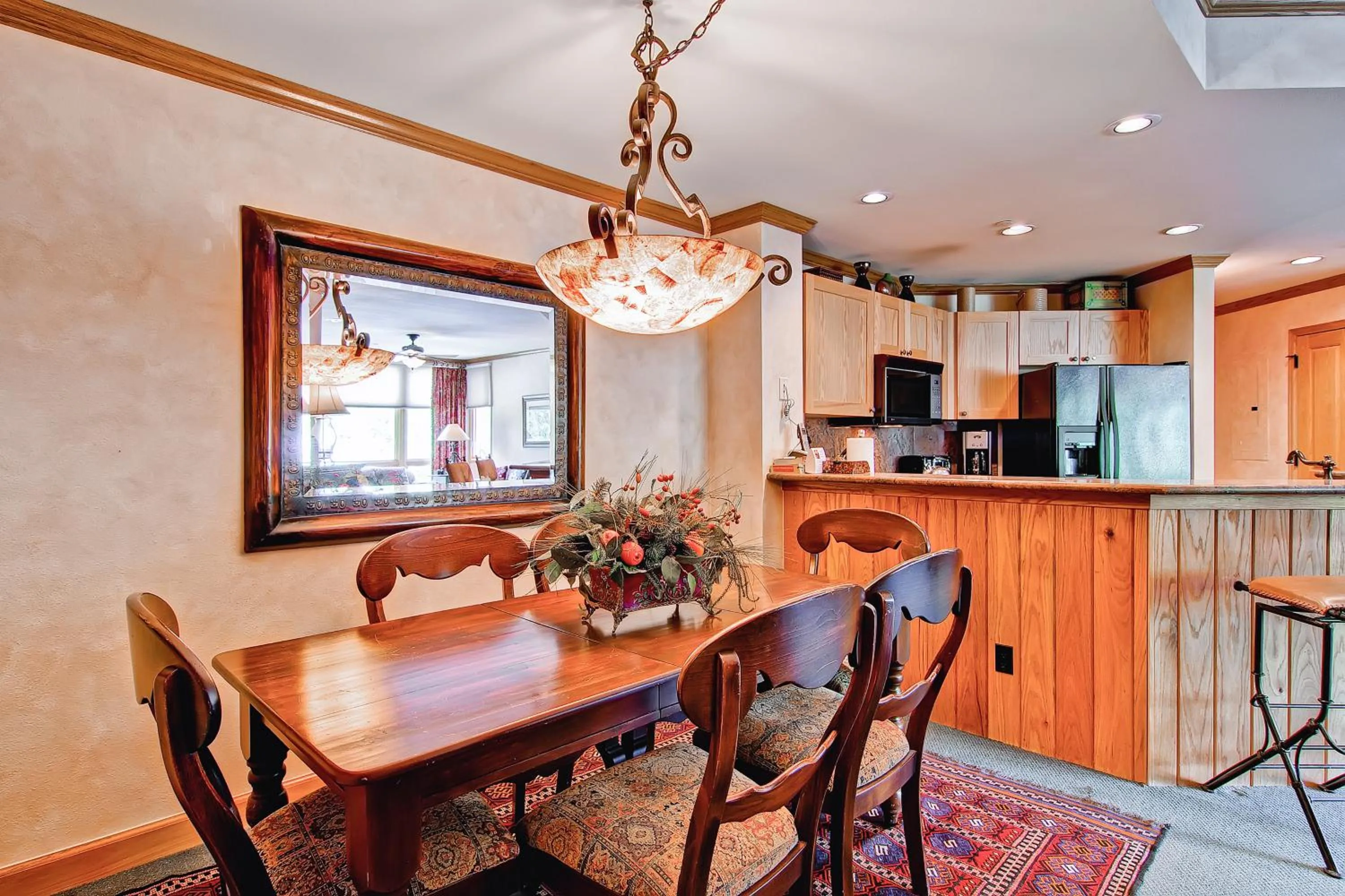 Dining Area in Highlands Lodge #107