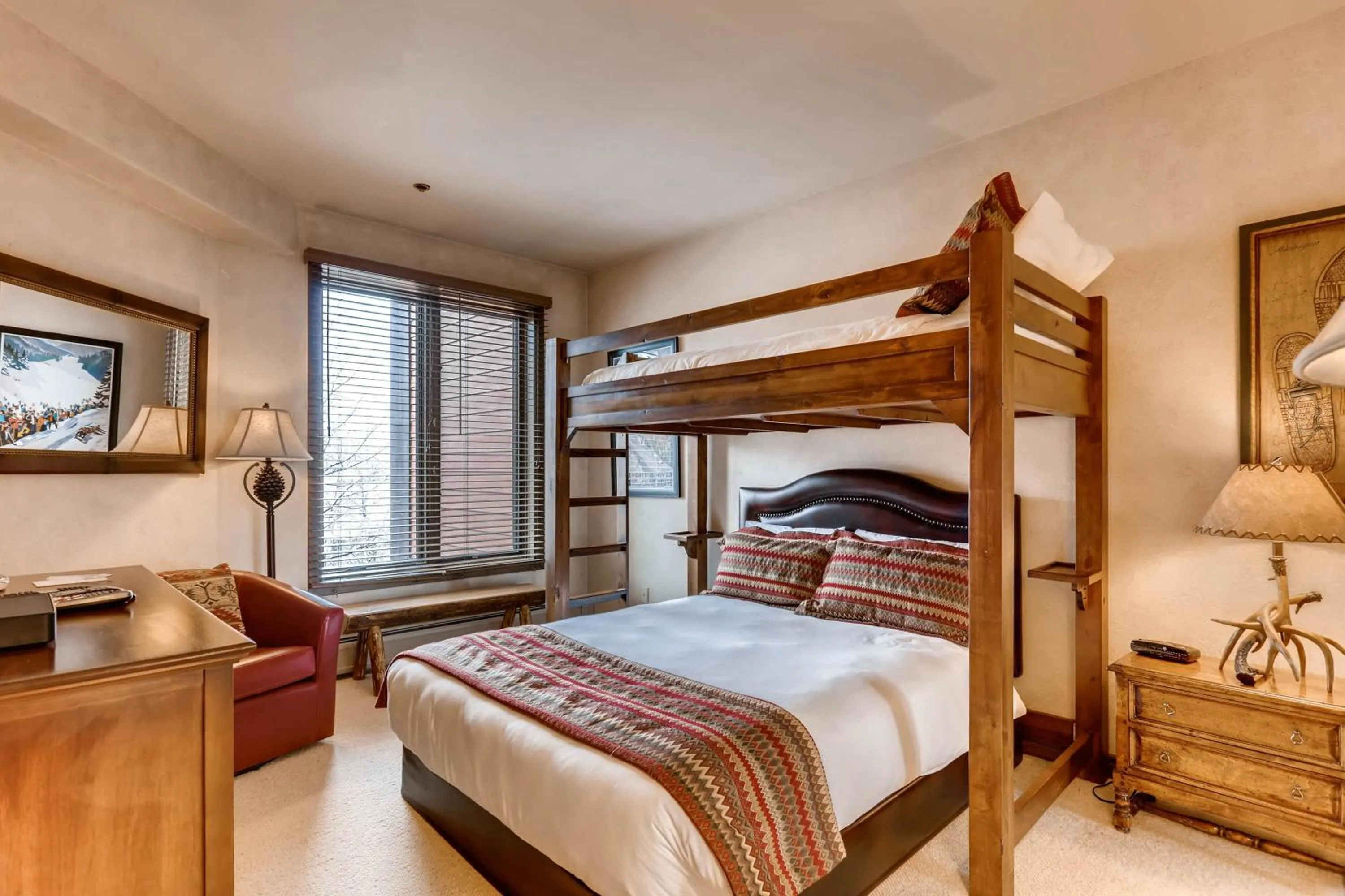 Bed in Highlands Lodge #107