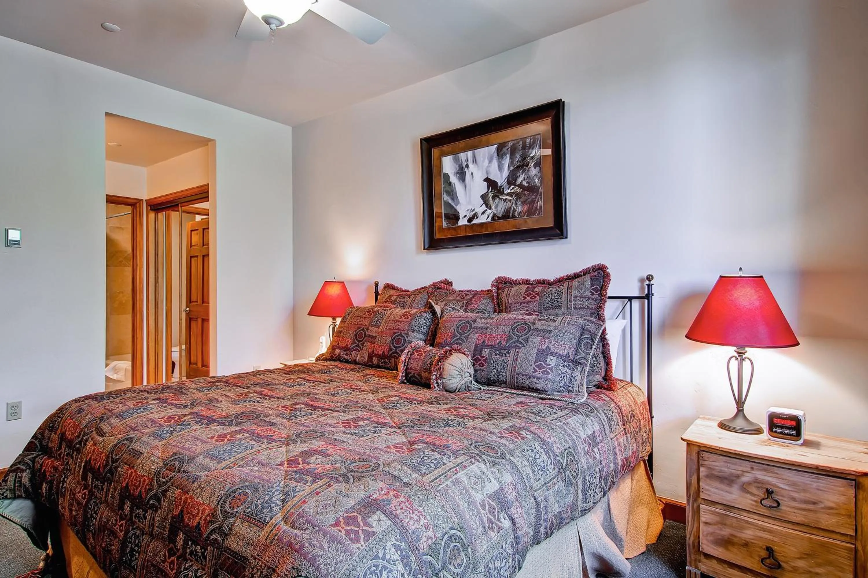 Bed in Highlands Lodge #107