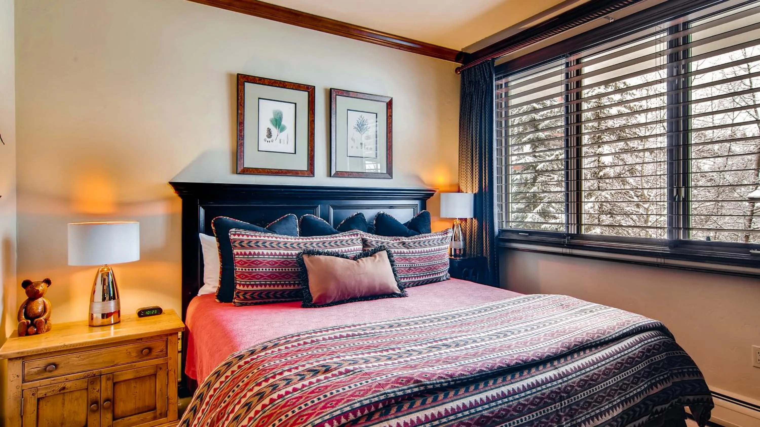 Bed in Highlands Lodge #107