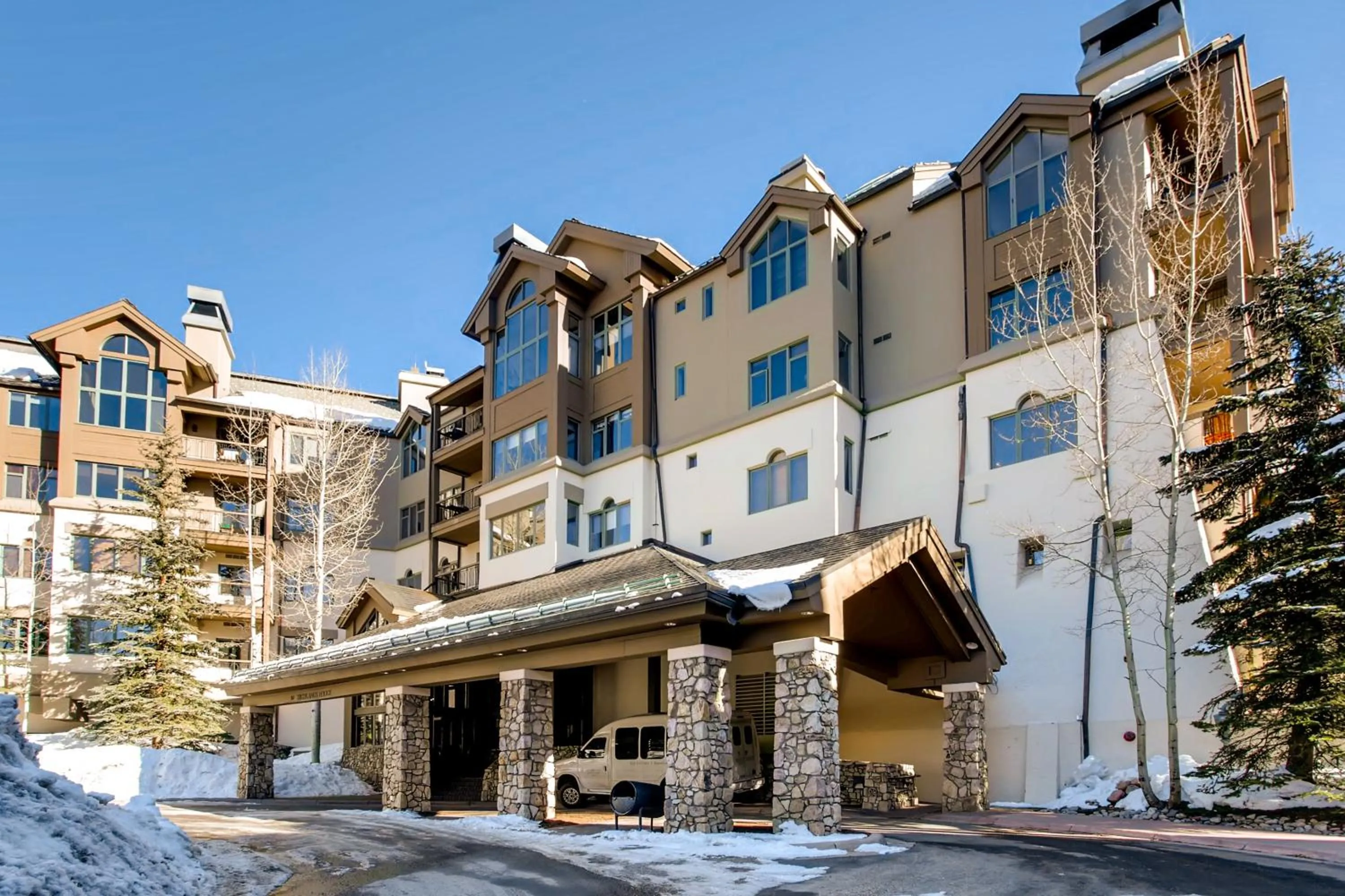 Facade/entrance, Property Building in Highlands Lodge #107