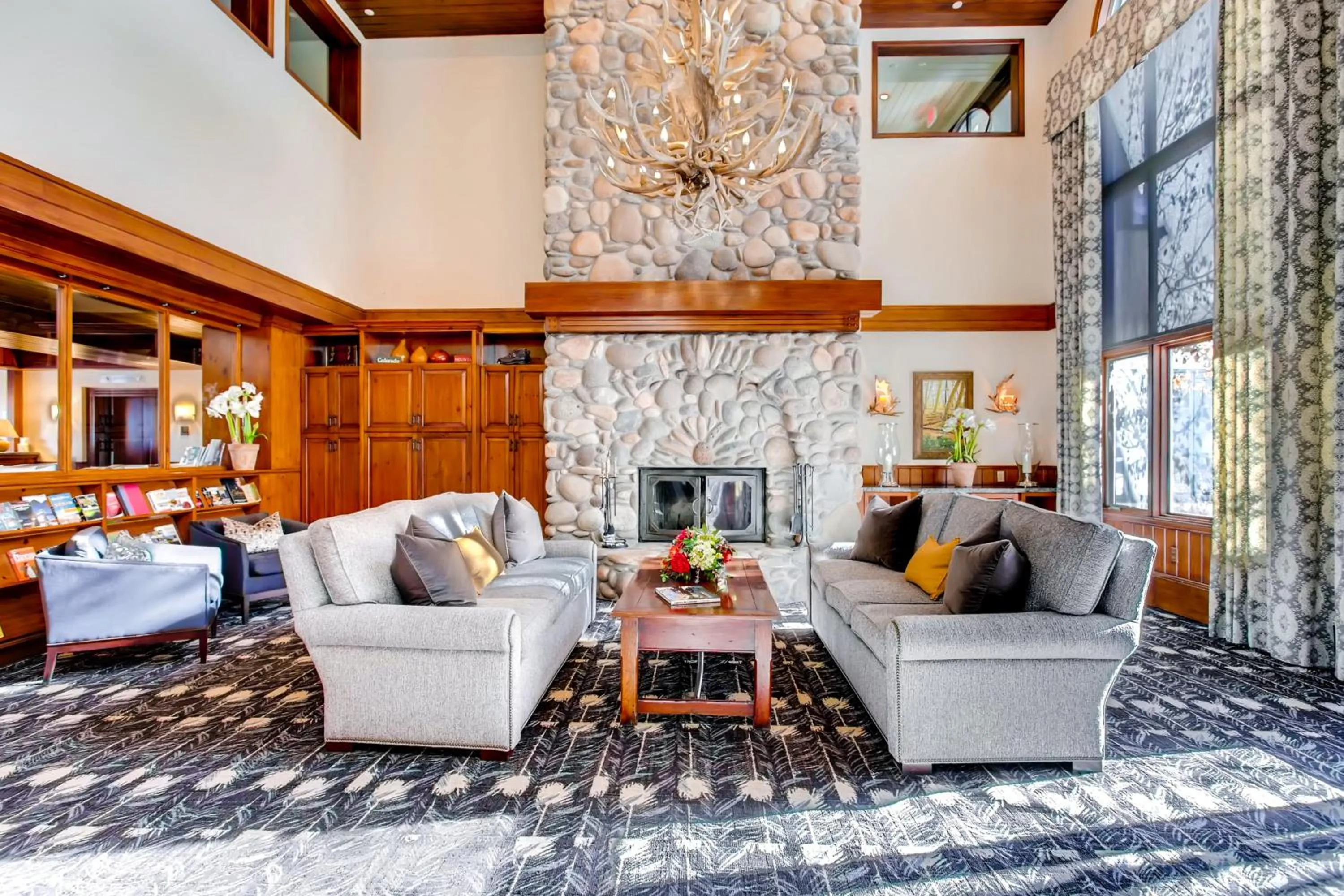 Seating Area in Highlands Lodge #107