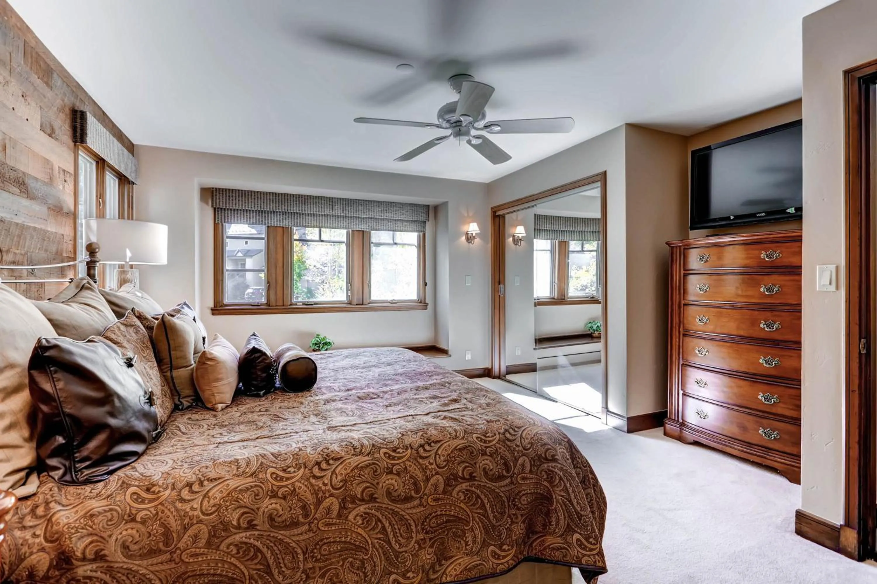 Bed in Highlands Lodge #107