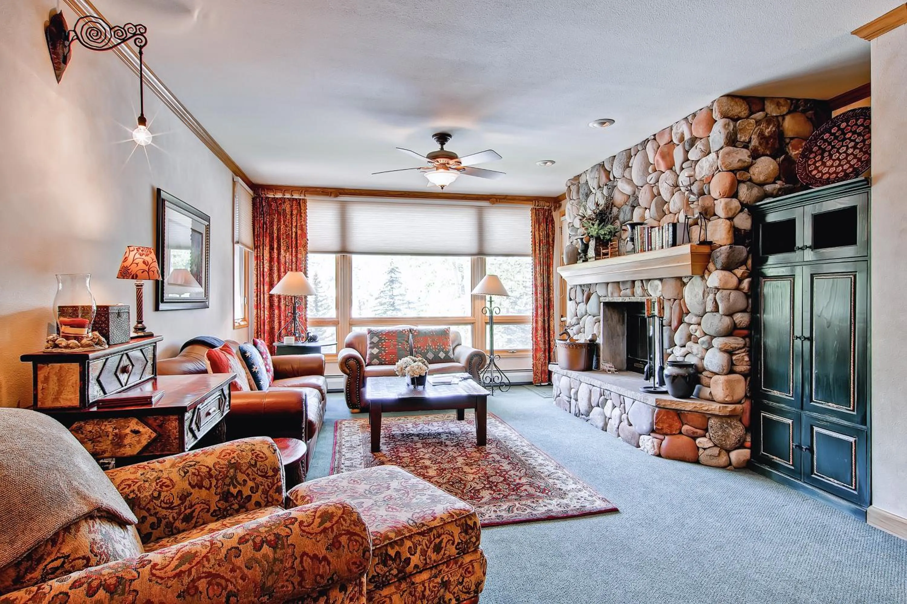 Seating Area in Highlands Lodge #107