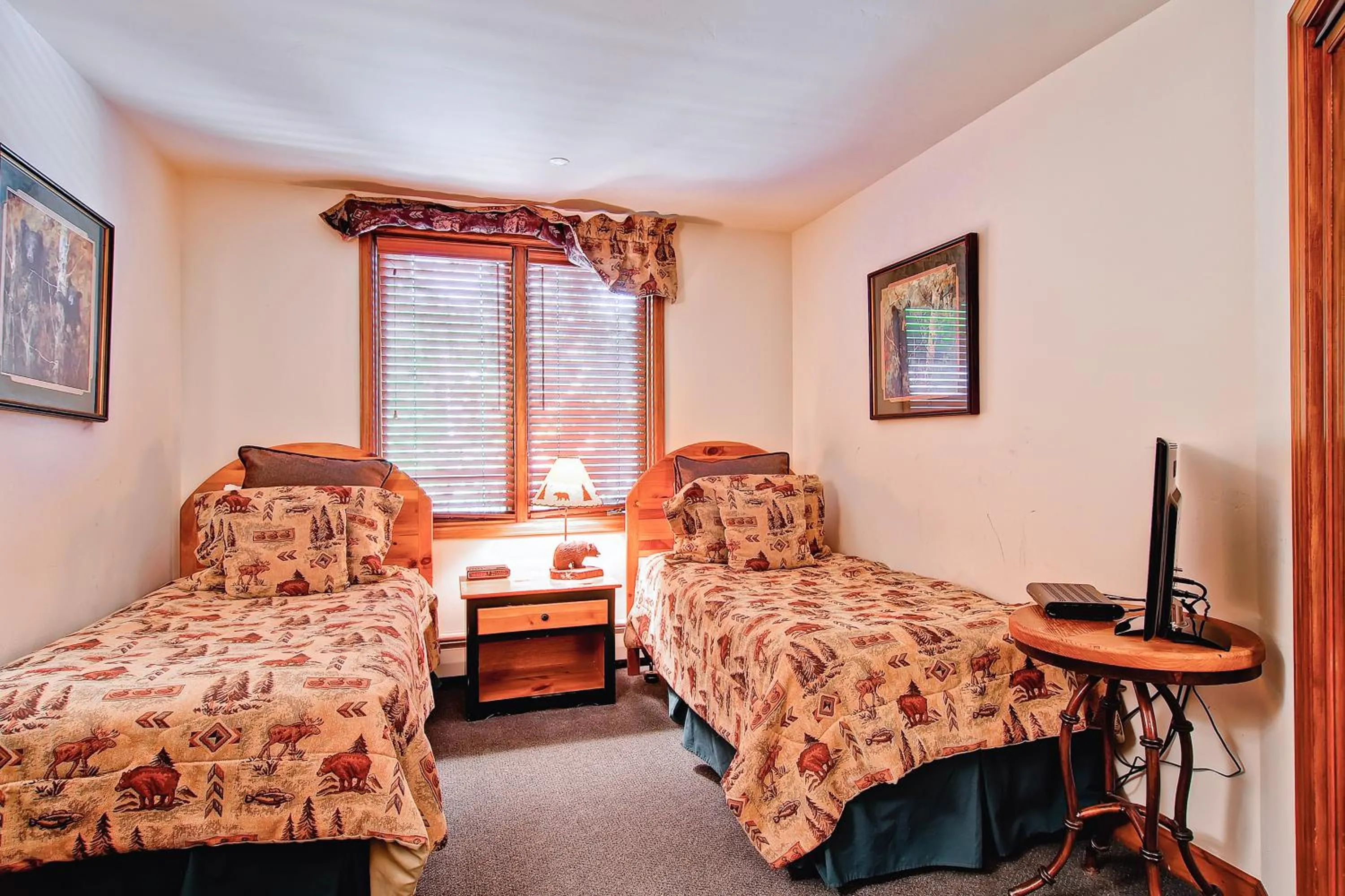 Bed in Highlands Lodge #107