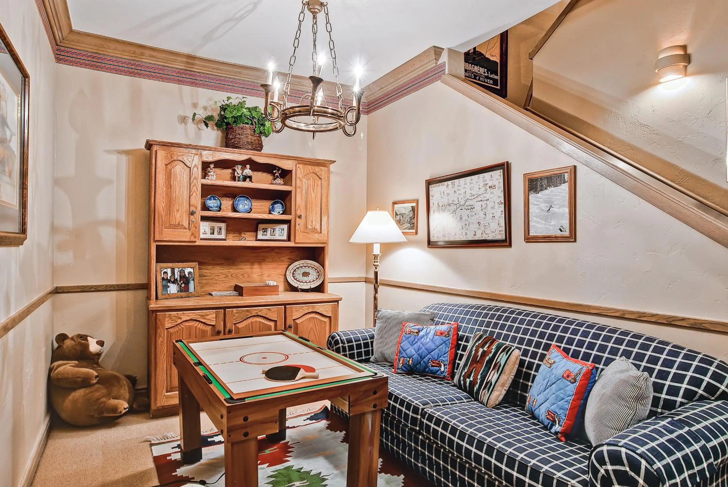 Seating Area in Highlands Lodge #107