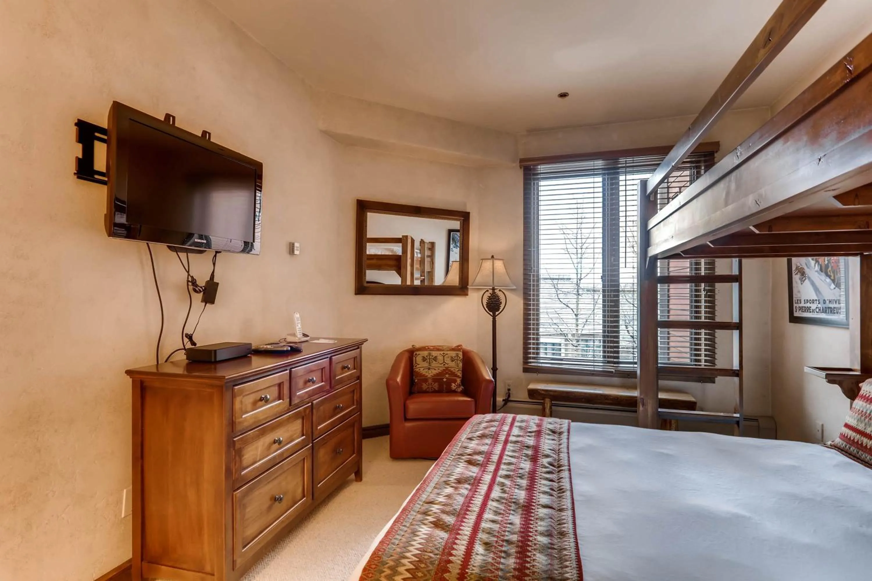 Bed in Highlands Lodge #107