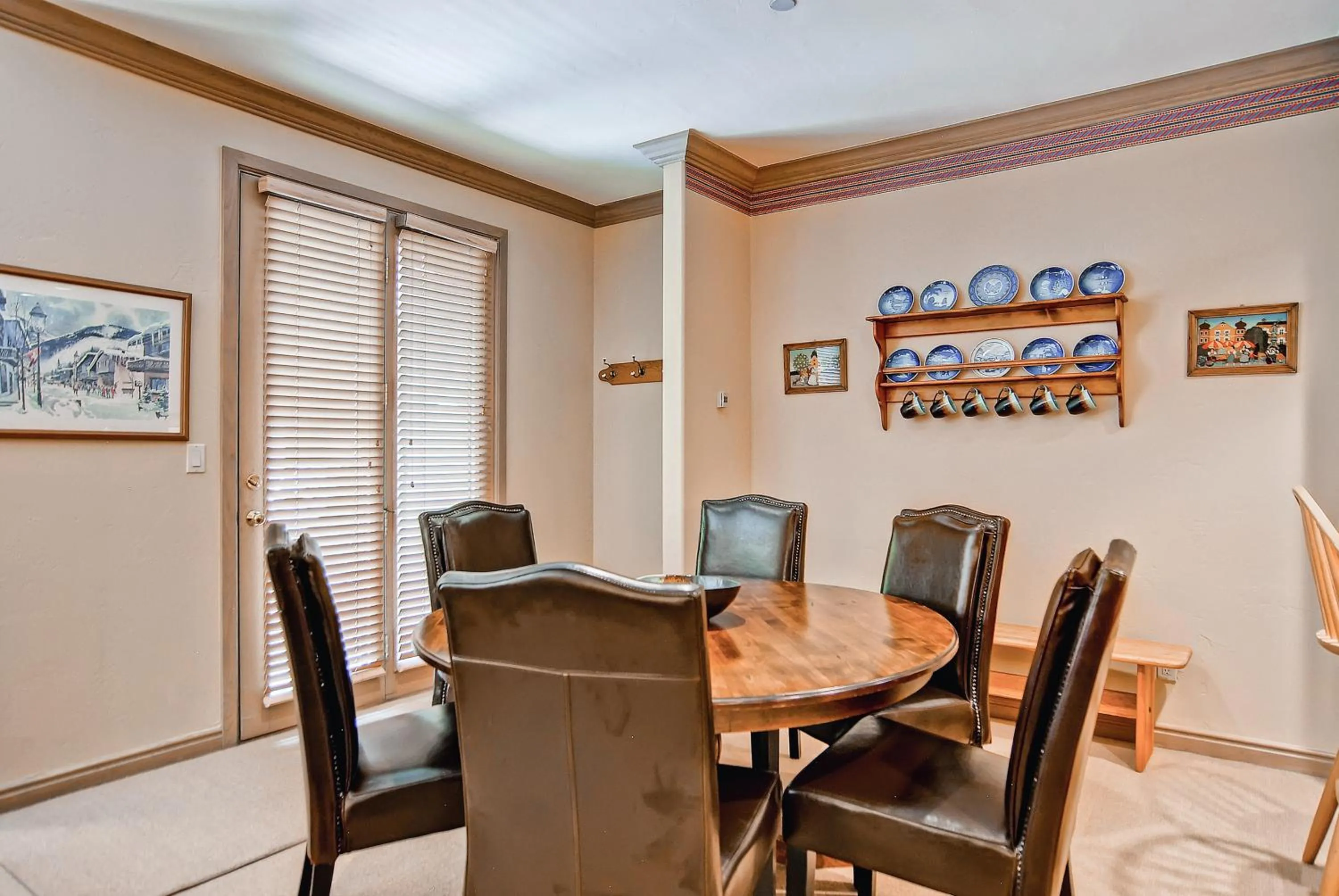 Dining Area in Highlands Lodge #107