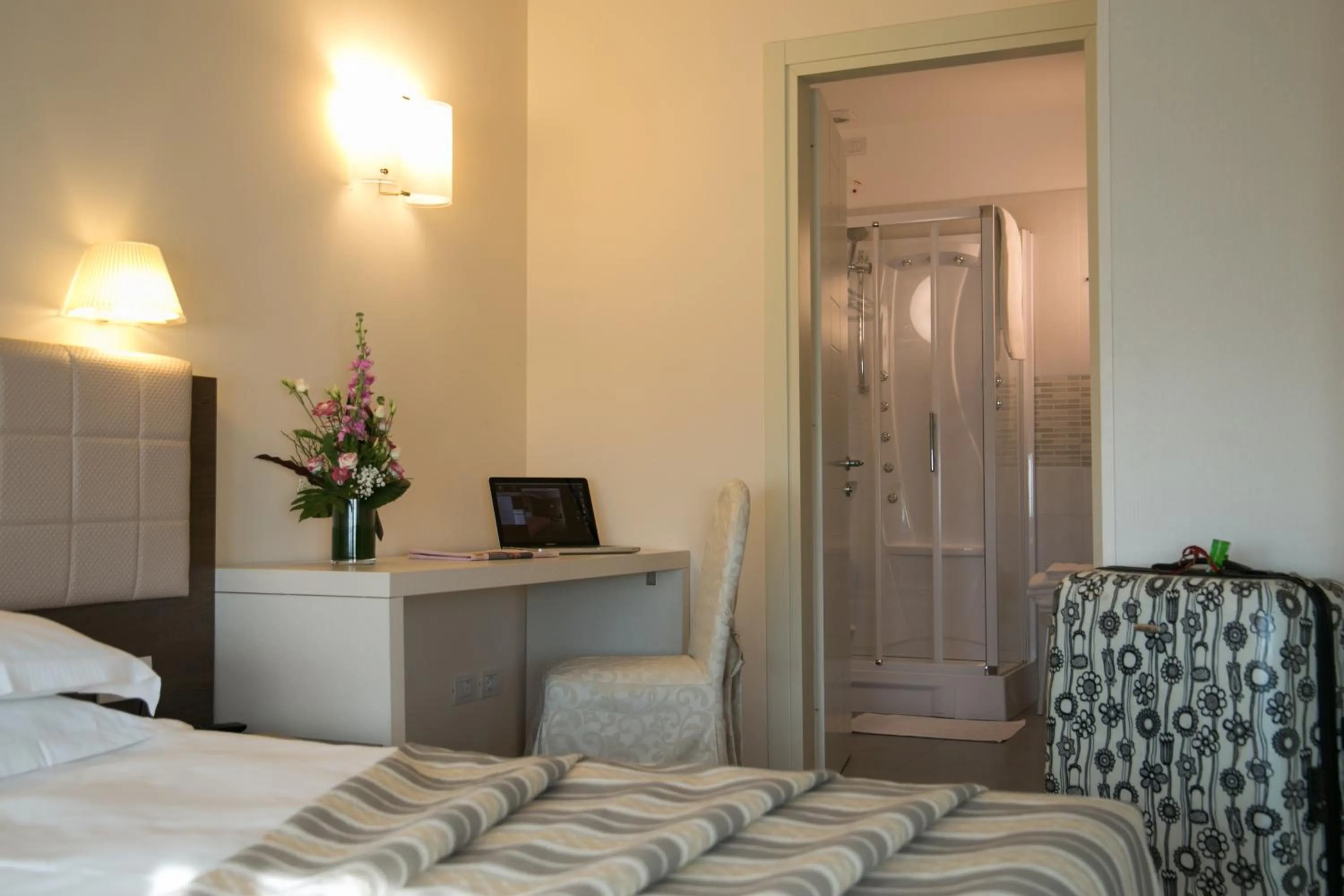 Photo of the whole room, Bed in Hotel Calinferno