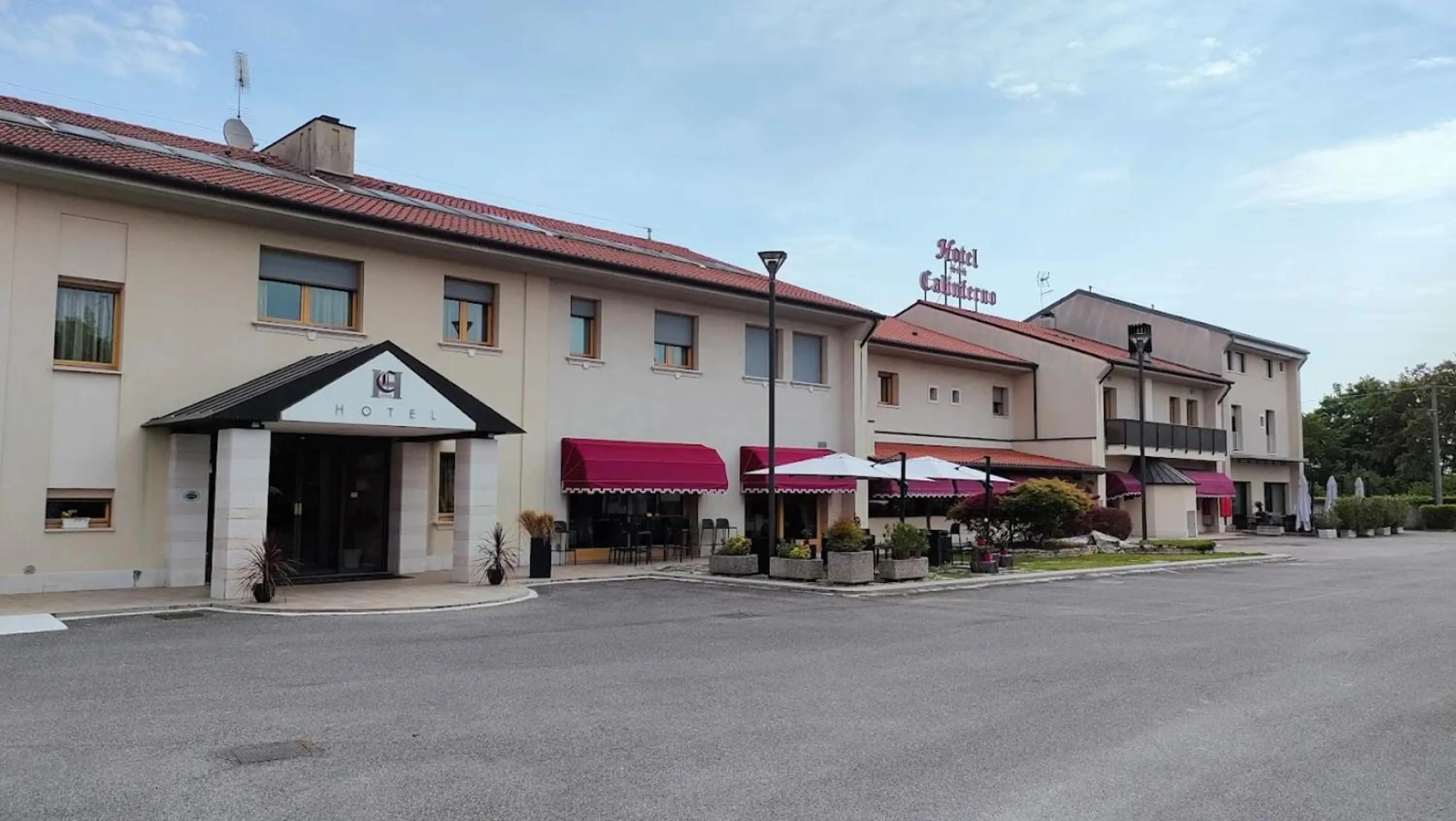 Property building in Hotel Calinferno