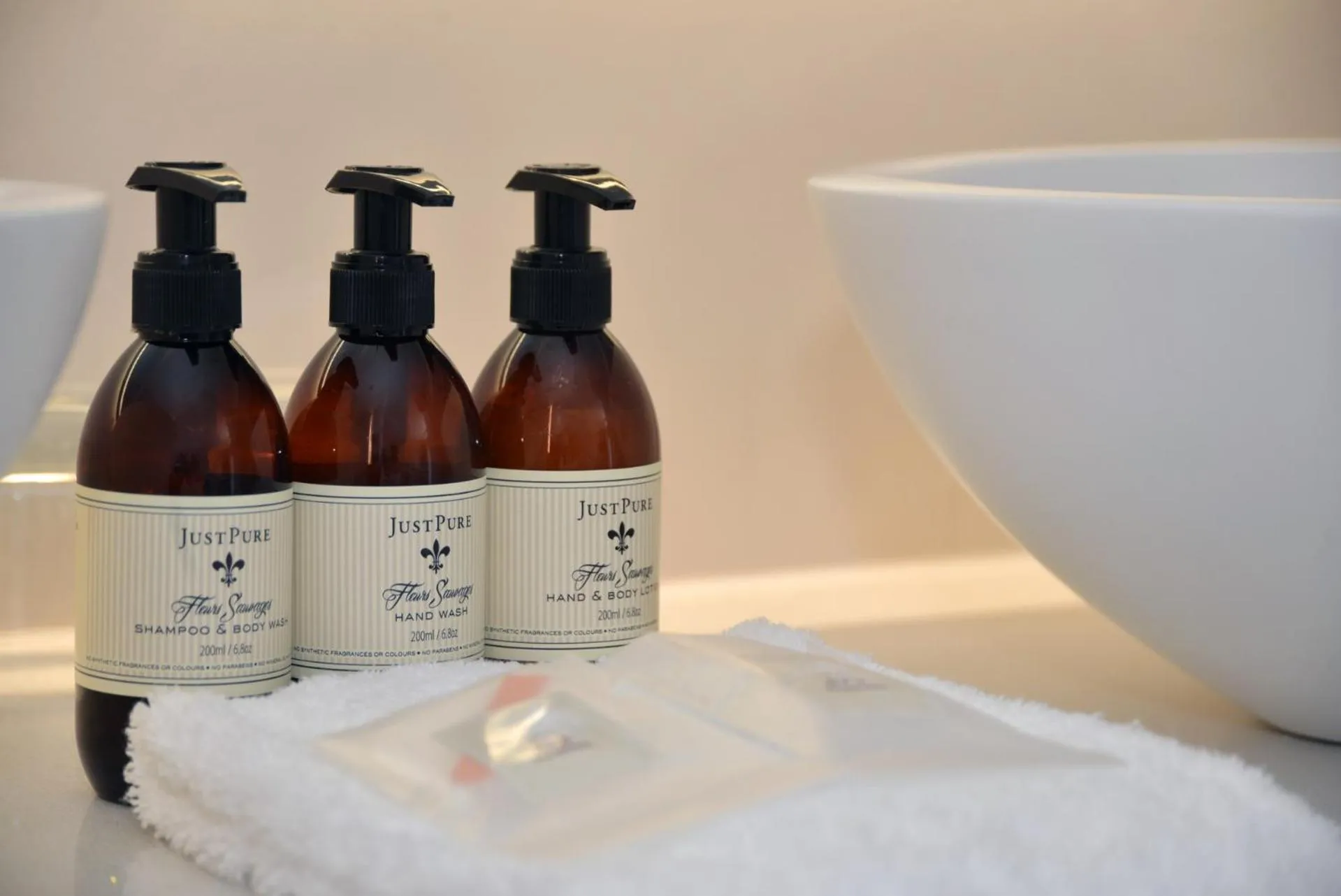 Decorative detail in 7 on Marine