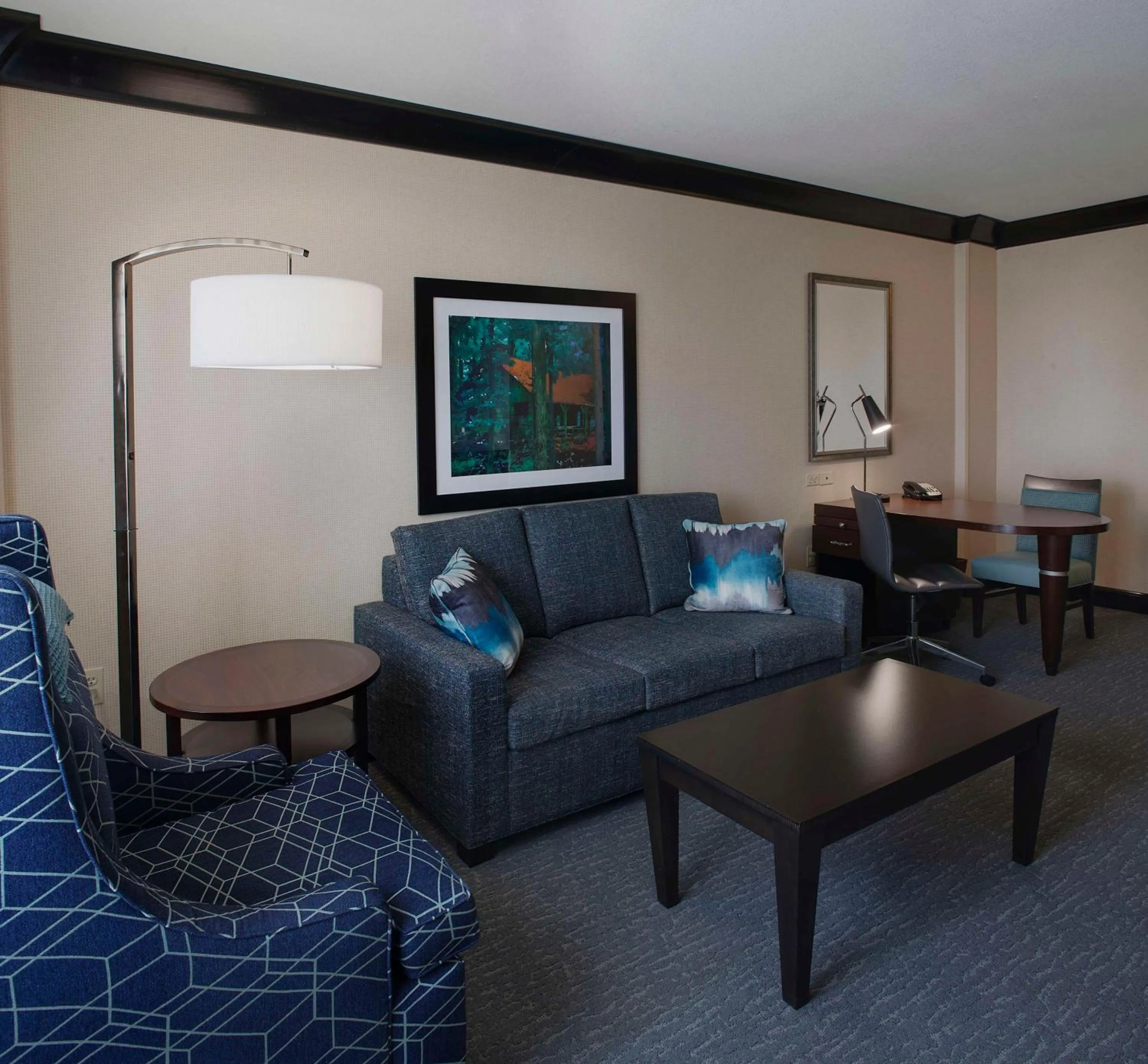 Living room in DoubleTree Suites by Hilton Bentonville
