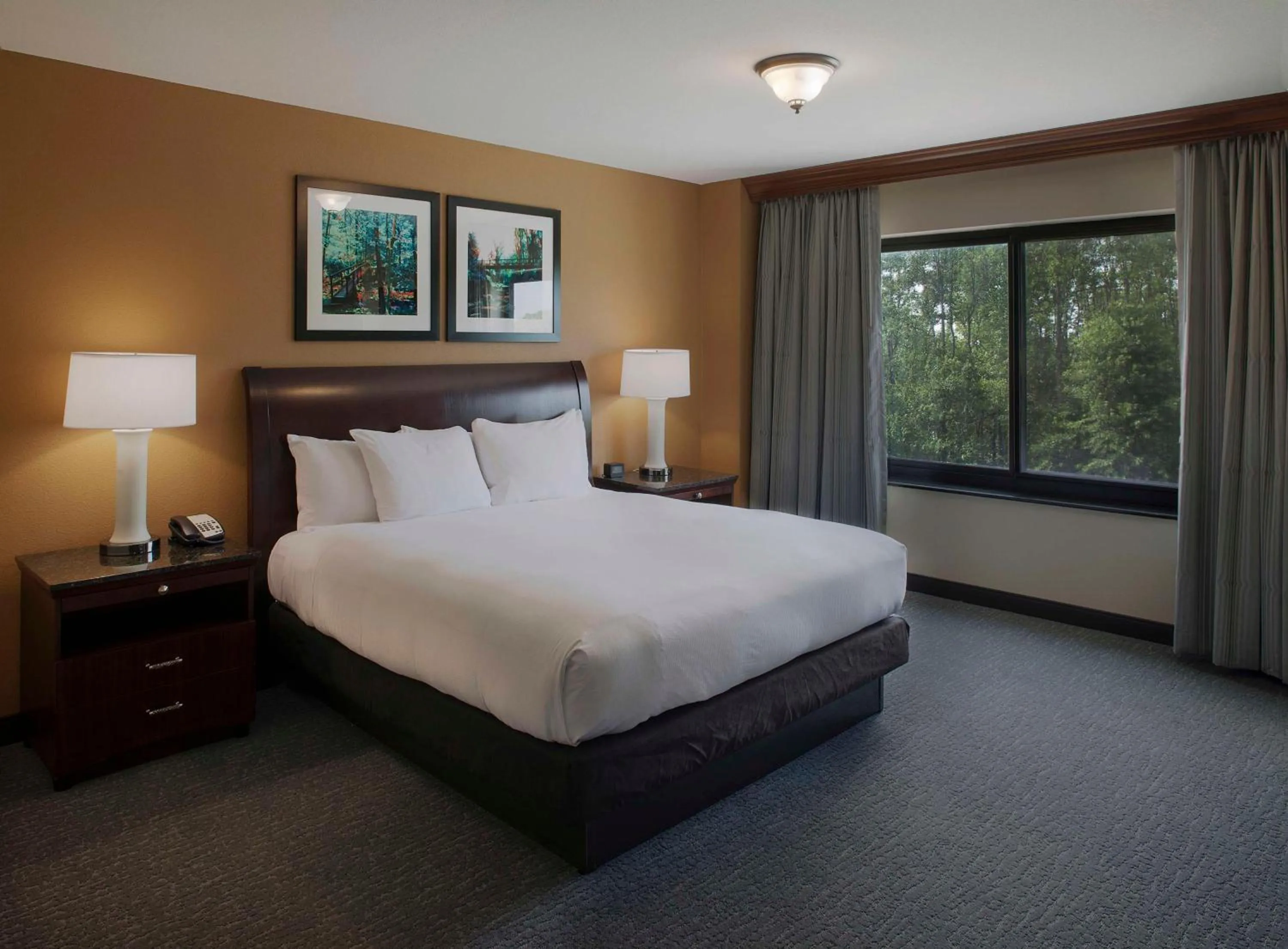 Bed in DoubleTree Suites by Hilton Bentonville