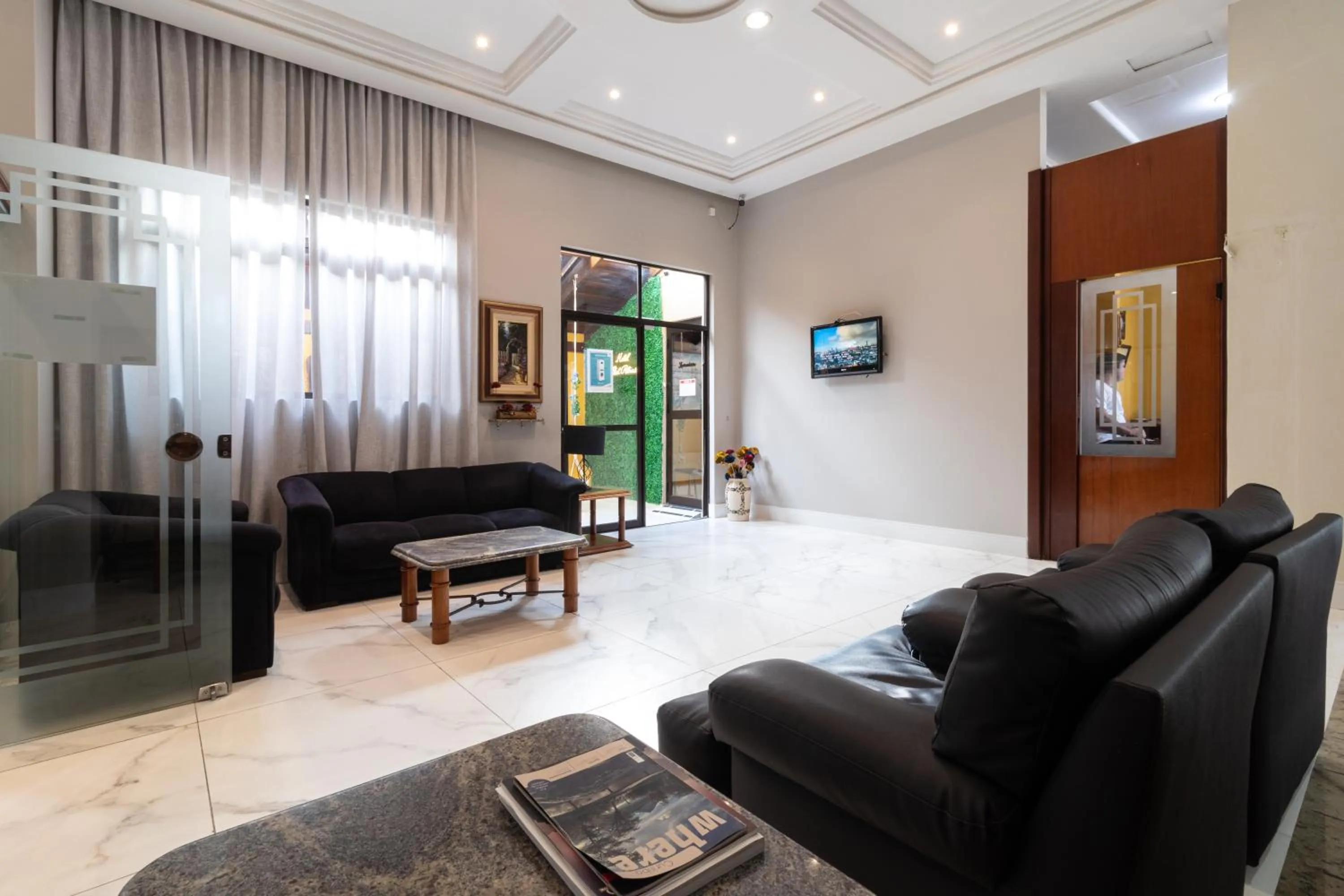 Communal lounge/ TV room in Hotel Flat Petras Residence