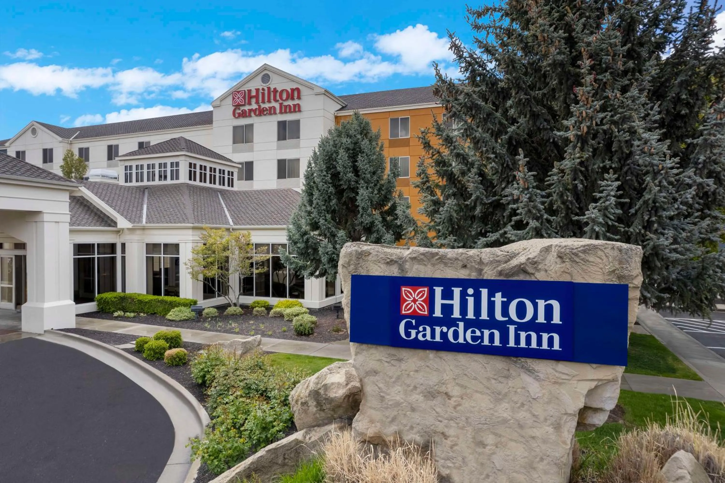 Property building in Hilton Garden Inn Boise Spectrum