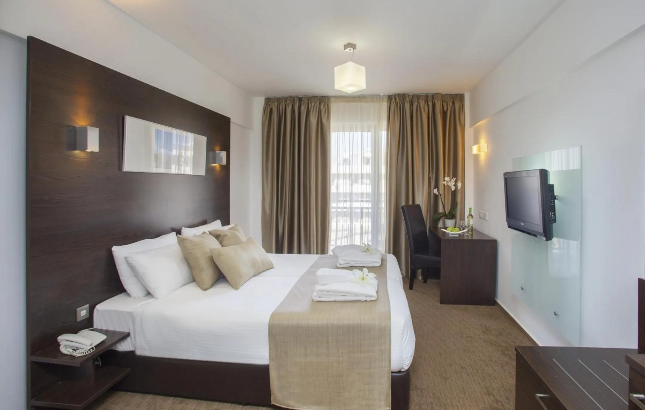 Bedroom, Bed in The Raj at New Delhi Railway Station