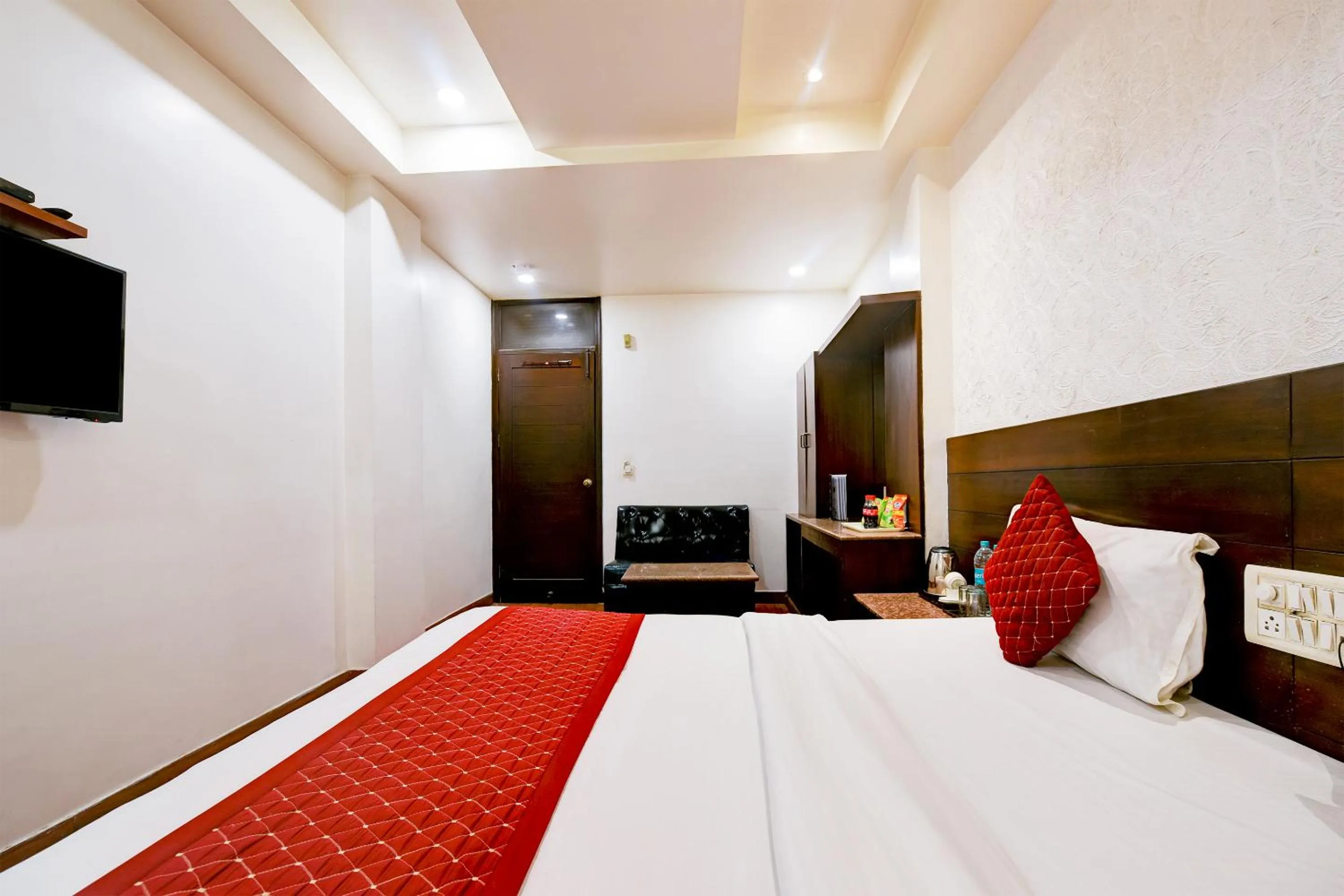 Bedroom, Bed in The Raj at New Delhi Railway Station