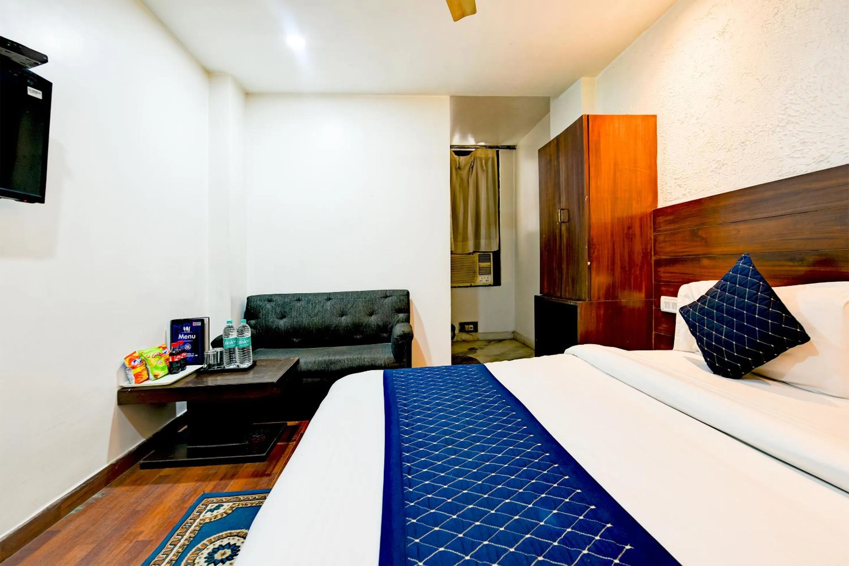 Photo of the whole room, Bed in The Raj at New Delhi Railway Station