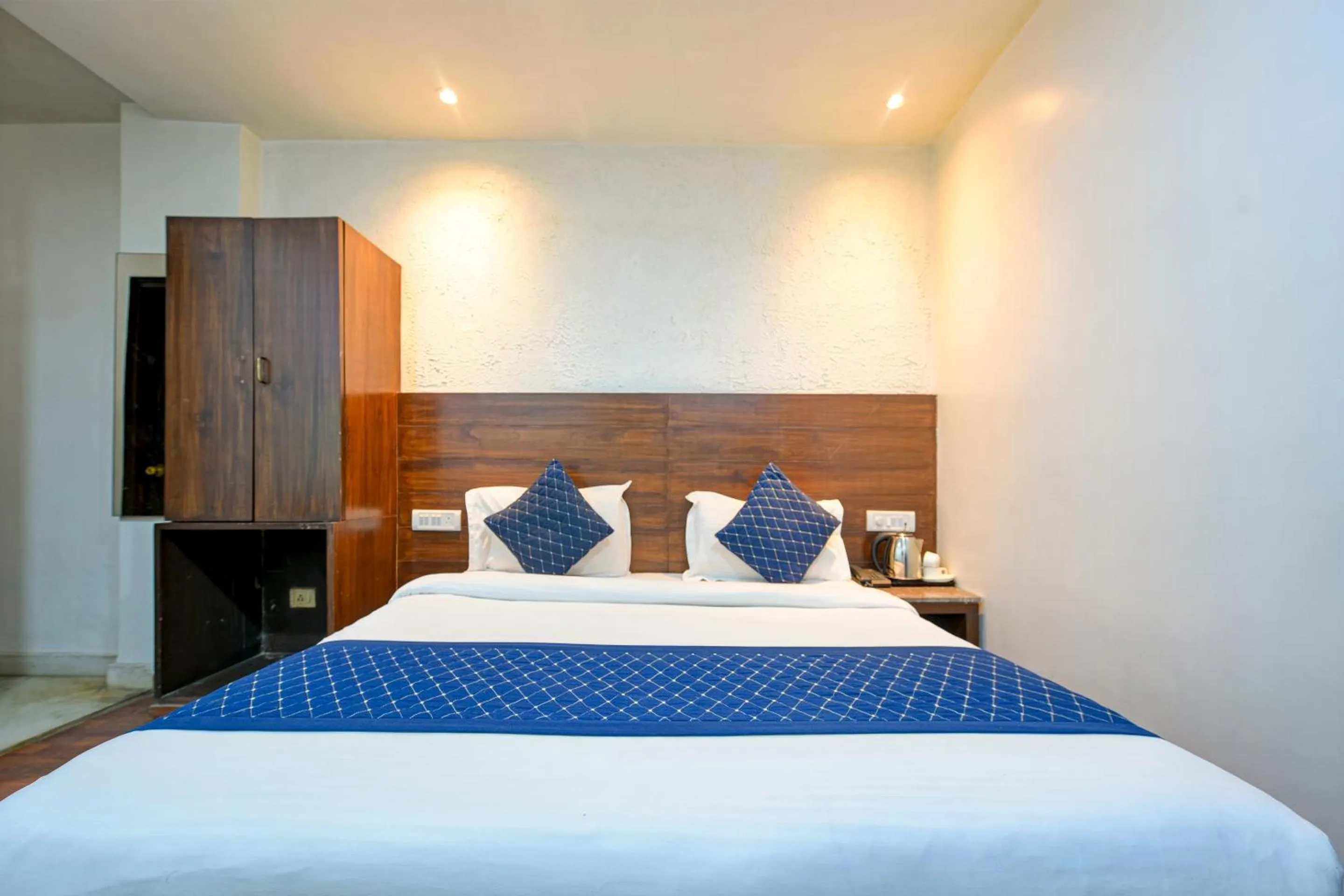 Bedroom, Bed in The Raj at New Delhi Railway Station