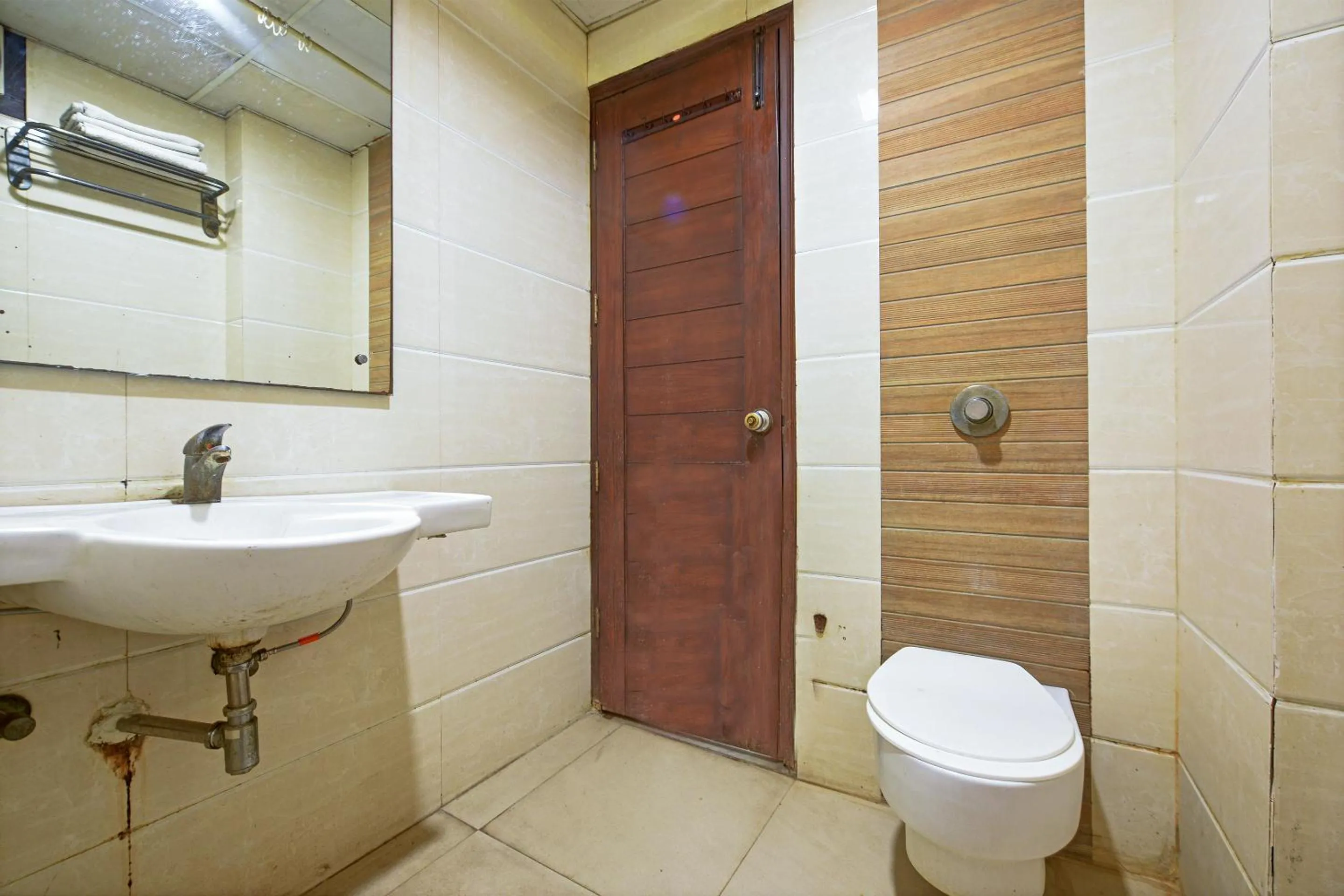 Bathroom in The Raj at New Delhi Railway Station